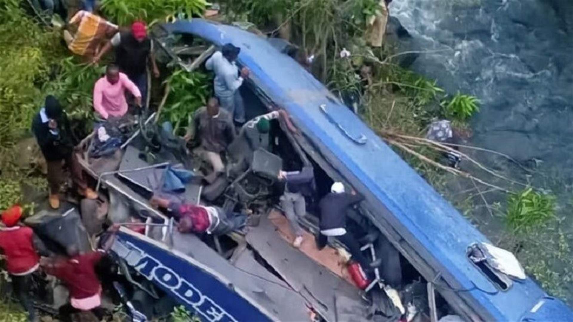 نحو ثلاثين قتيلا في سقوط حافلة من على جسر في كينيا