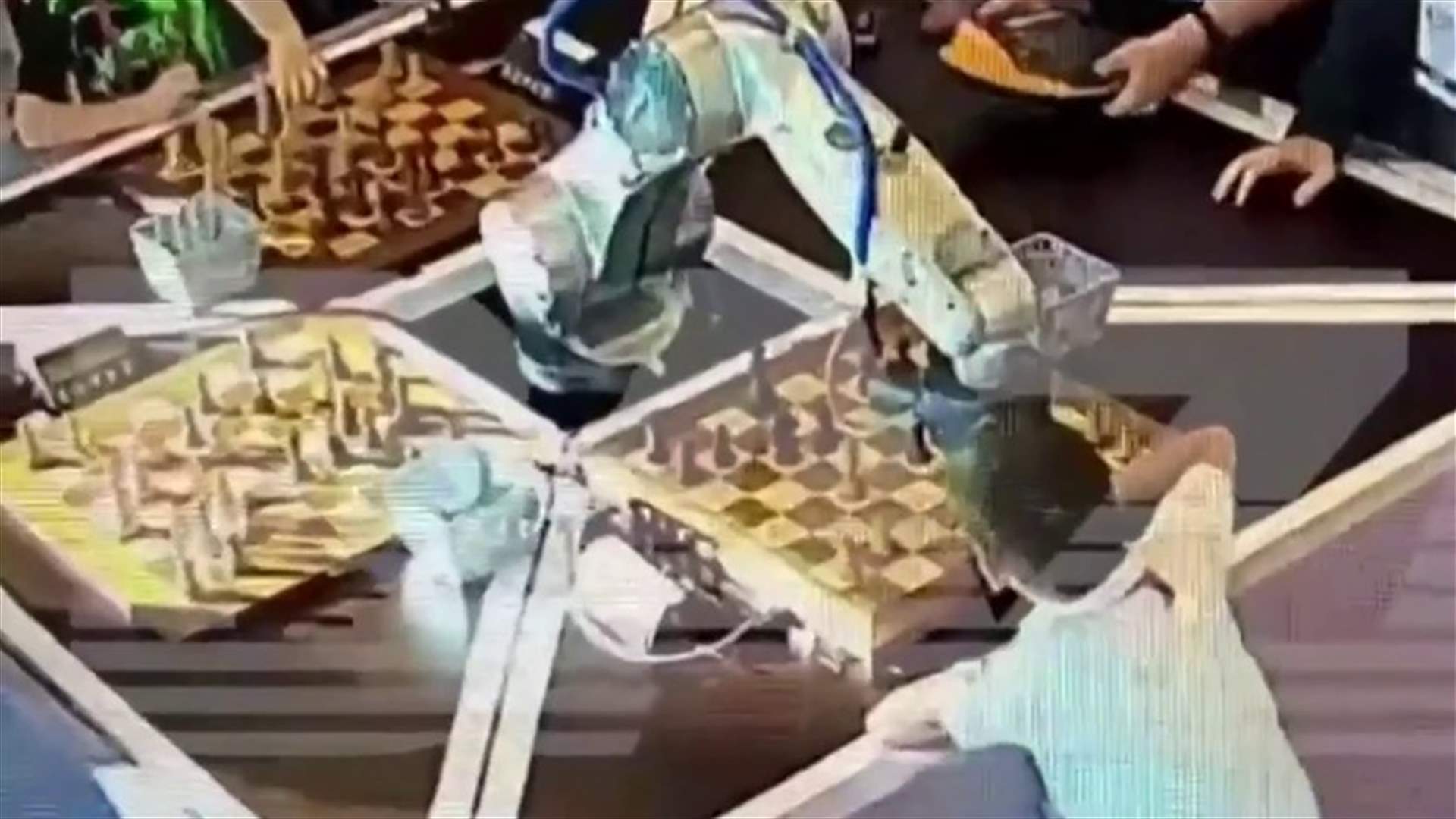 في موسكو... روبوت يكسر إصبع طفل في مسابقة للشطرنج
