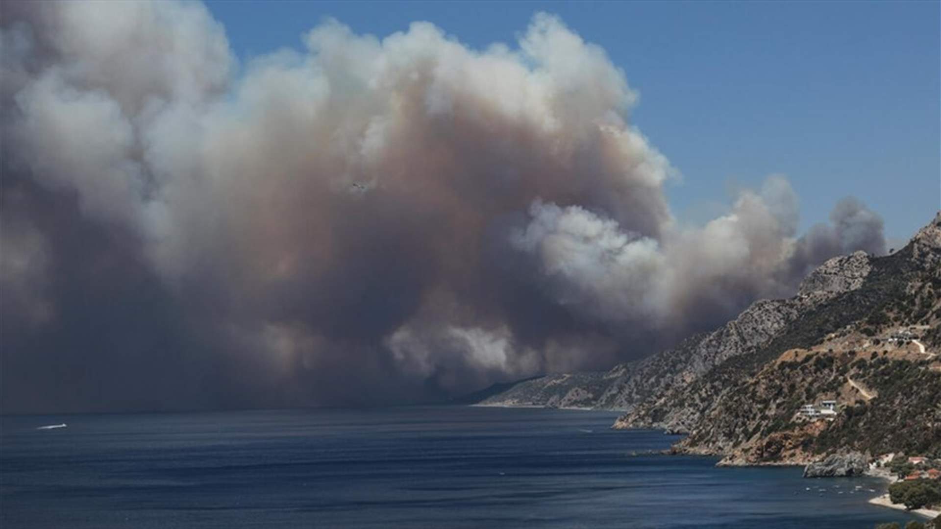 تُعدّ من الأكبر في البلاد... محاولة إنقاذ محمية وطنية من النيران في اليونان