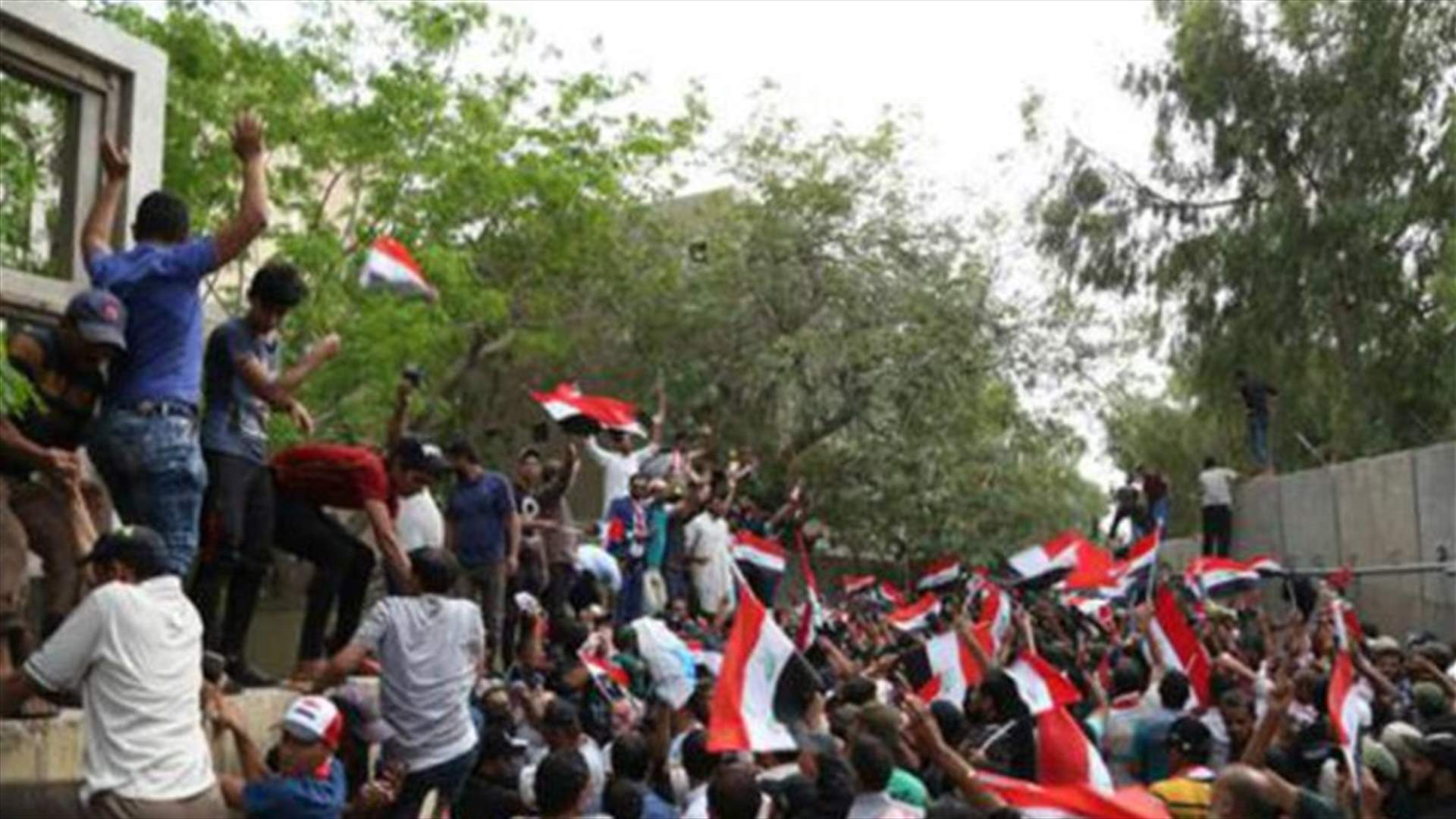 متظاهرون يقتحمون المنطقة الخضراء المحصنة في وسط بغداد (فيديو)