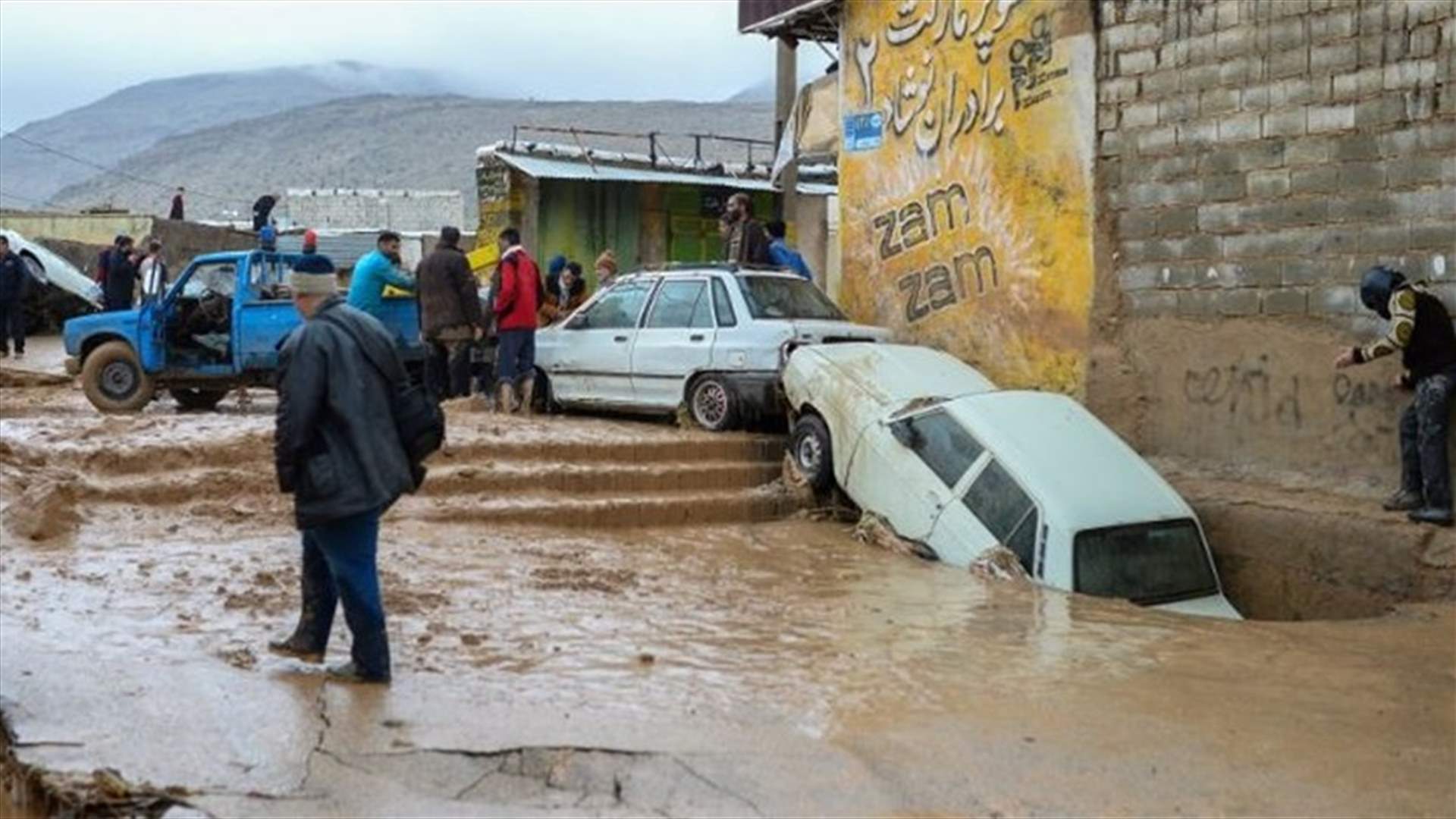سيول وفيضانات في إيران تودي بحياة 24 شخصا