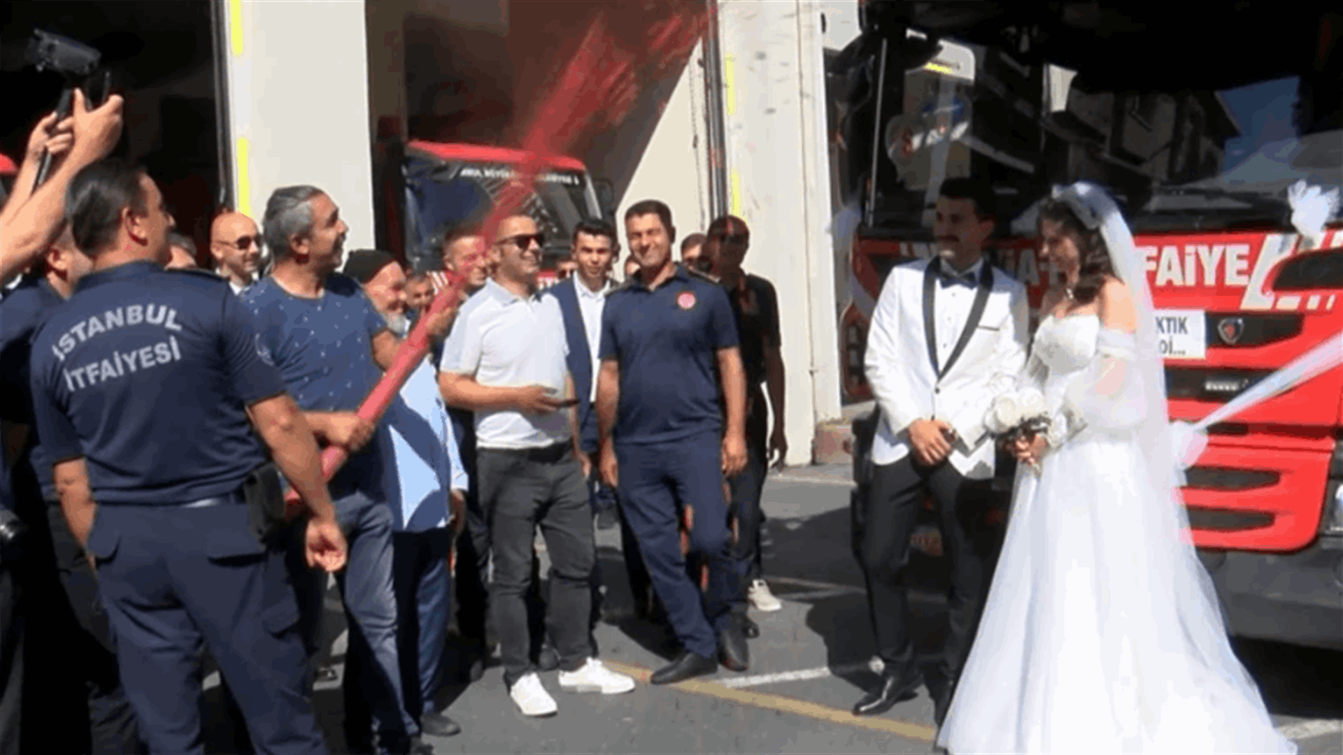 زفاف غير تقليدي... عروسان يحتفلان بسيارة إطفاء في إسطنبول (فيديو)