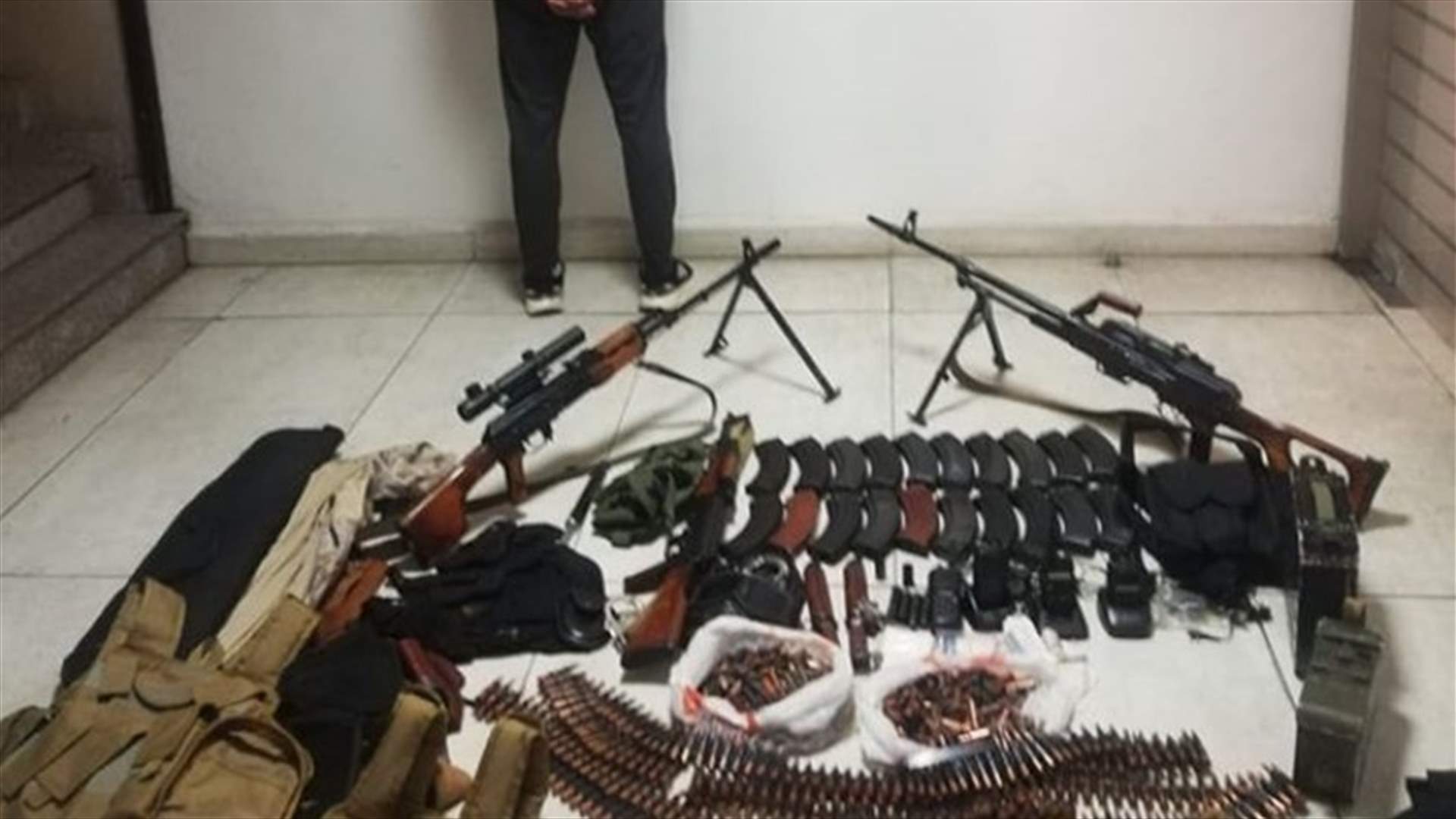 توقيف شخص في بلدة الجية وضبط أسلحة وذخائر