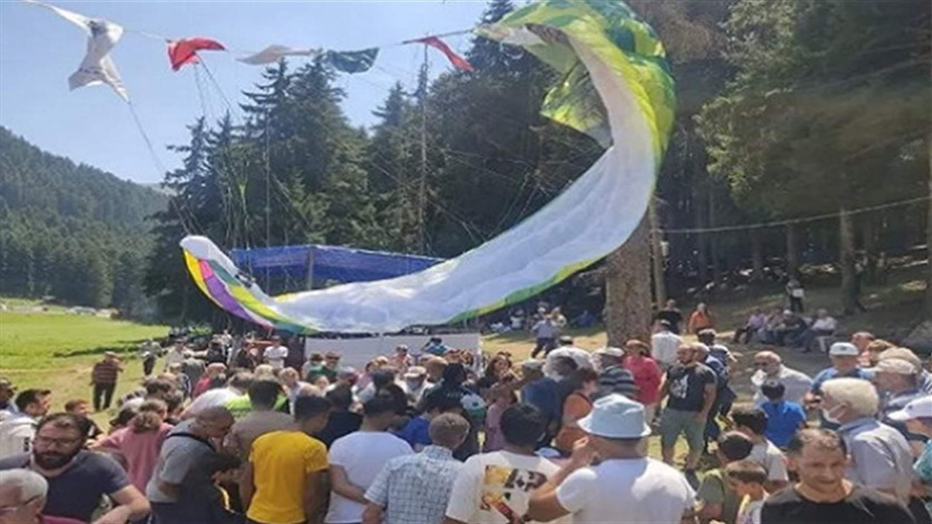 في تركيا... مظلي يفقد السيطرة ويهبط وسط المتنزهين (فيديو)