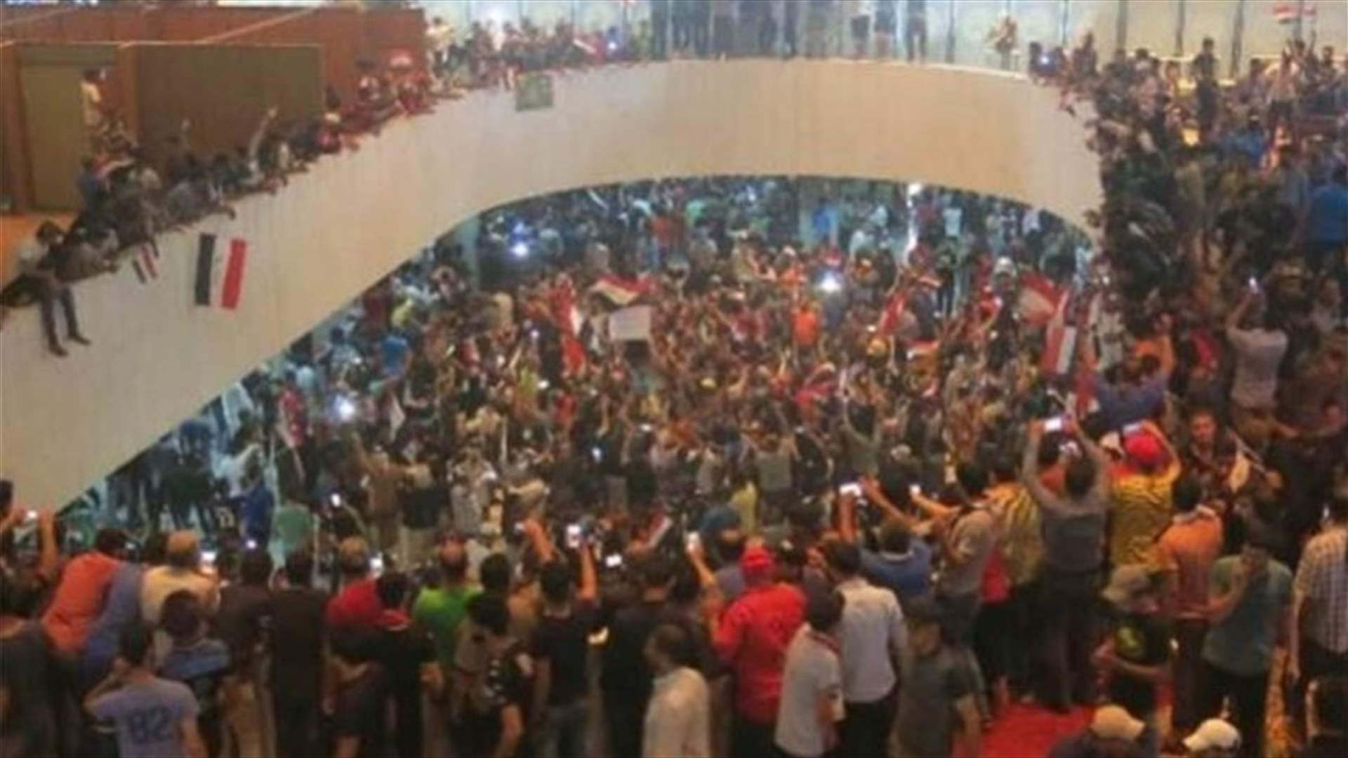 التيار الصدري يطلب من مناصريه مواصلة اعتصامهم في محيط البرلمان