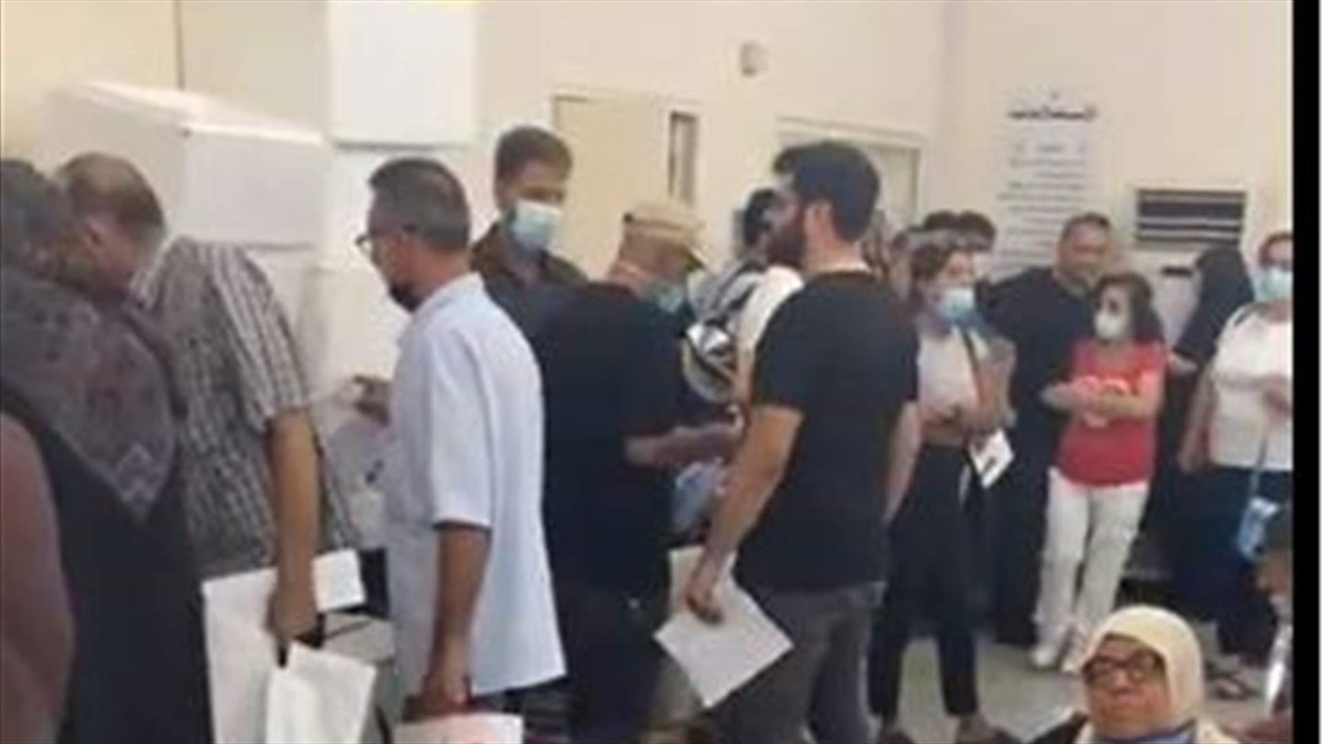 المريض يعاني الأمرّين... اليكم مشاهد من مركز الكرنتينا لتوزيع أدوية السرطان (فيديو)