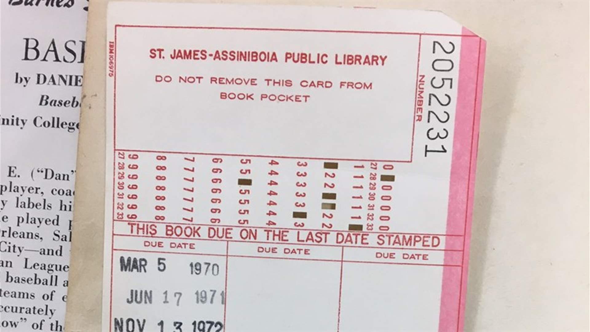 بعد 50 عاماً... مكتبة تتلقى أغرب مفاجأة داخل صندوق
