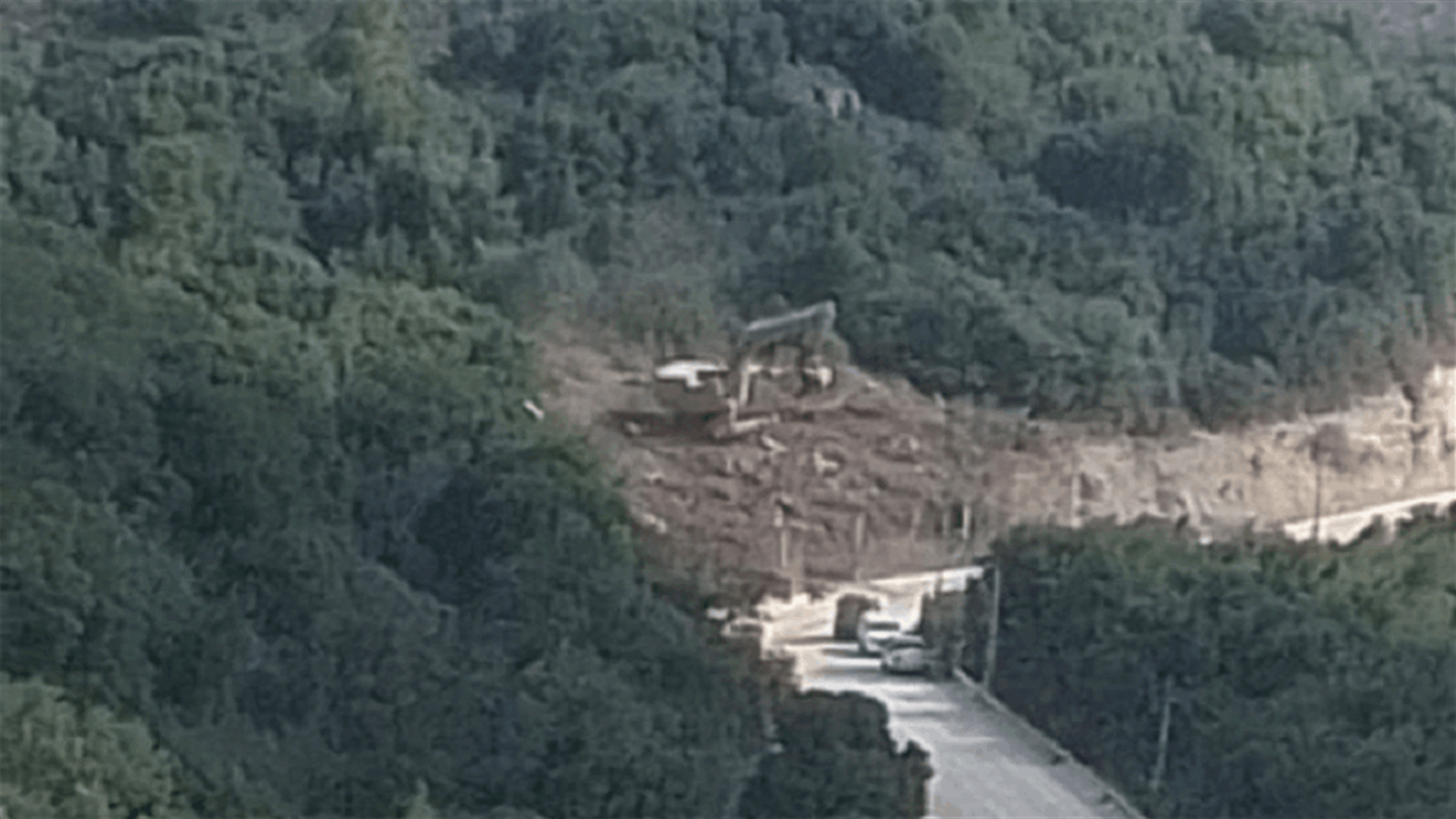 جرافة إسرائيلية تزيل الأشجار قبالة وادي هونين - قضاء مرجعيون