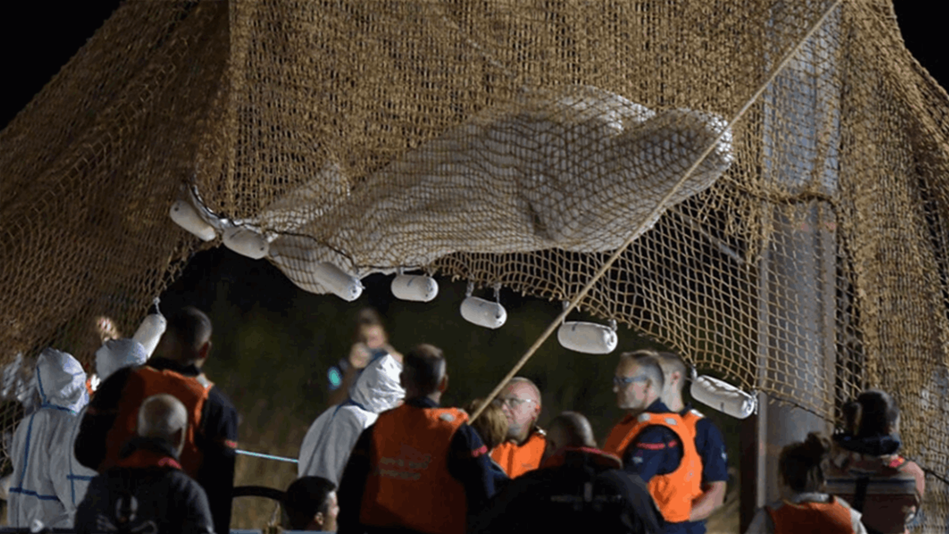 السلطات الفرنسية تنجح في انتشال حوت البيلوغا من نهر السين