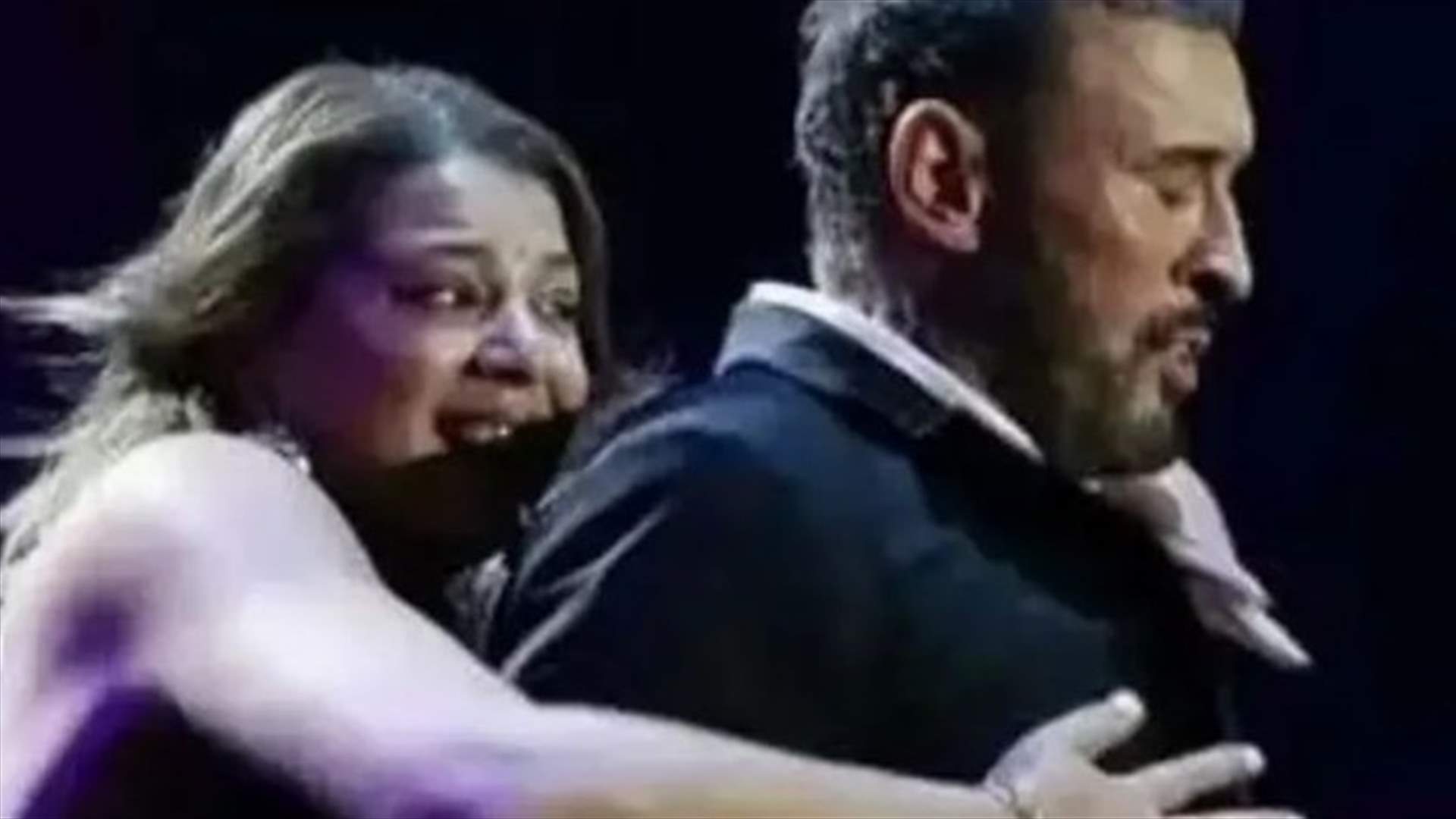 معجبة تباغت كاظم الساهر... هجمت عليه في لحظةٍ مرعبة (فيديو)