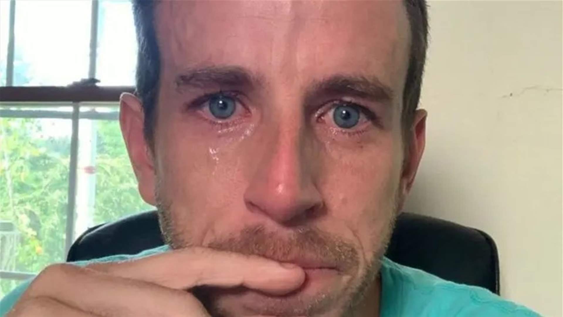 لكسب التعاطف... رئيس تنفيذي ينشر صورة له باكياً بعدما طرد بعض موظفيه!