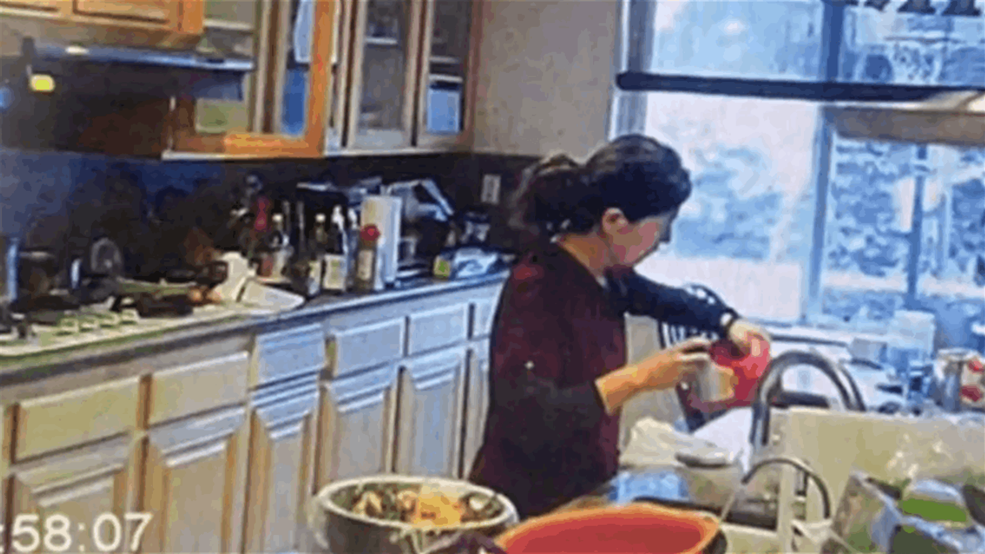 وضع كاميرا في مطبخ المنزل... ففضح زوجته تضع السم في عصير الليمون!