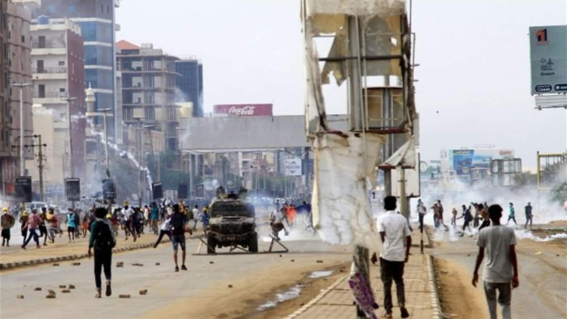 آلاف السودانيين يتظاهرون ضد الحكم العسكري