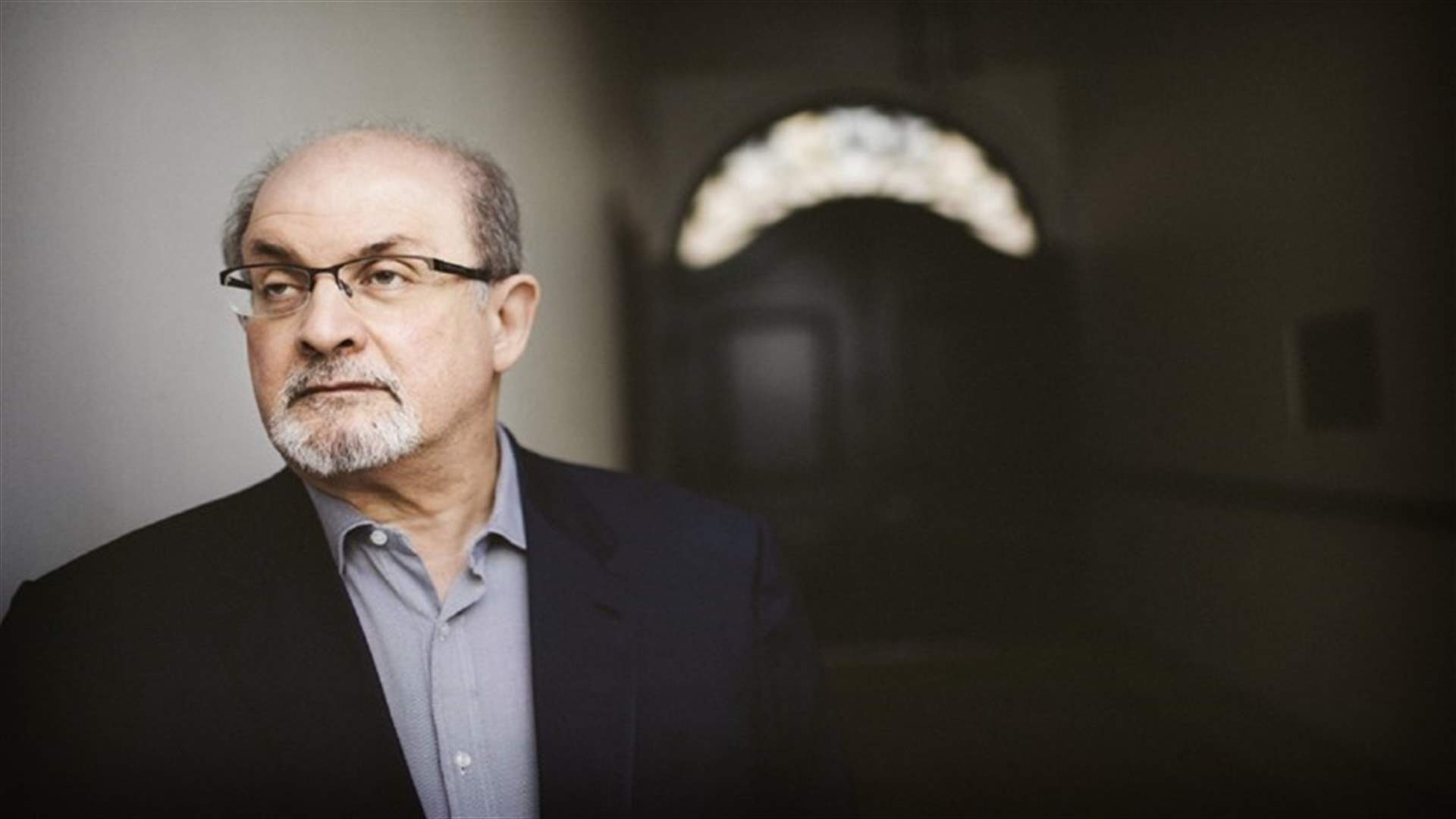 سلمان رشدي على جهاز التنفس الإصطناعي وقد يفقد عينه
