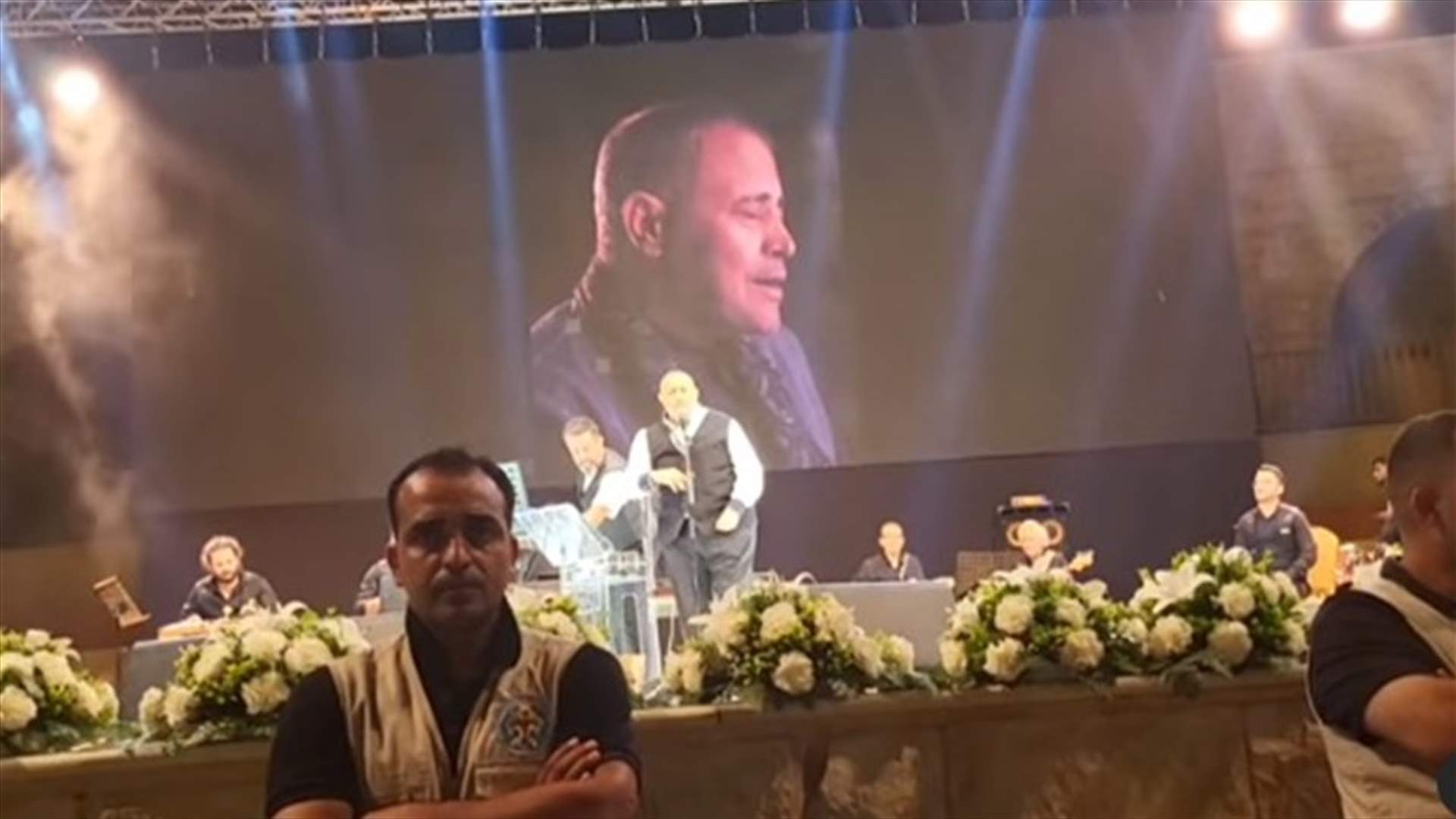 جورج وسوف يغنّي للمرّة الأولى بحضور ابنته "عيون"... جلست في المقاعد الأماميّة (فيديو)