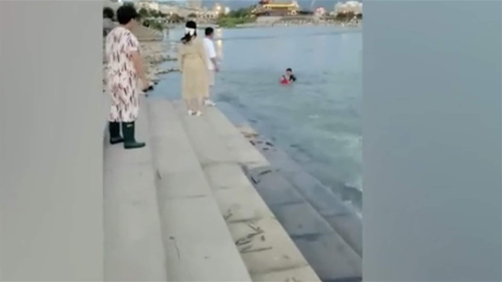 شاب يقوم بخطوة بطولية وينقذ فتاة من الغرق... فيديو يوثّق المشهد!