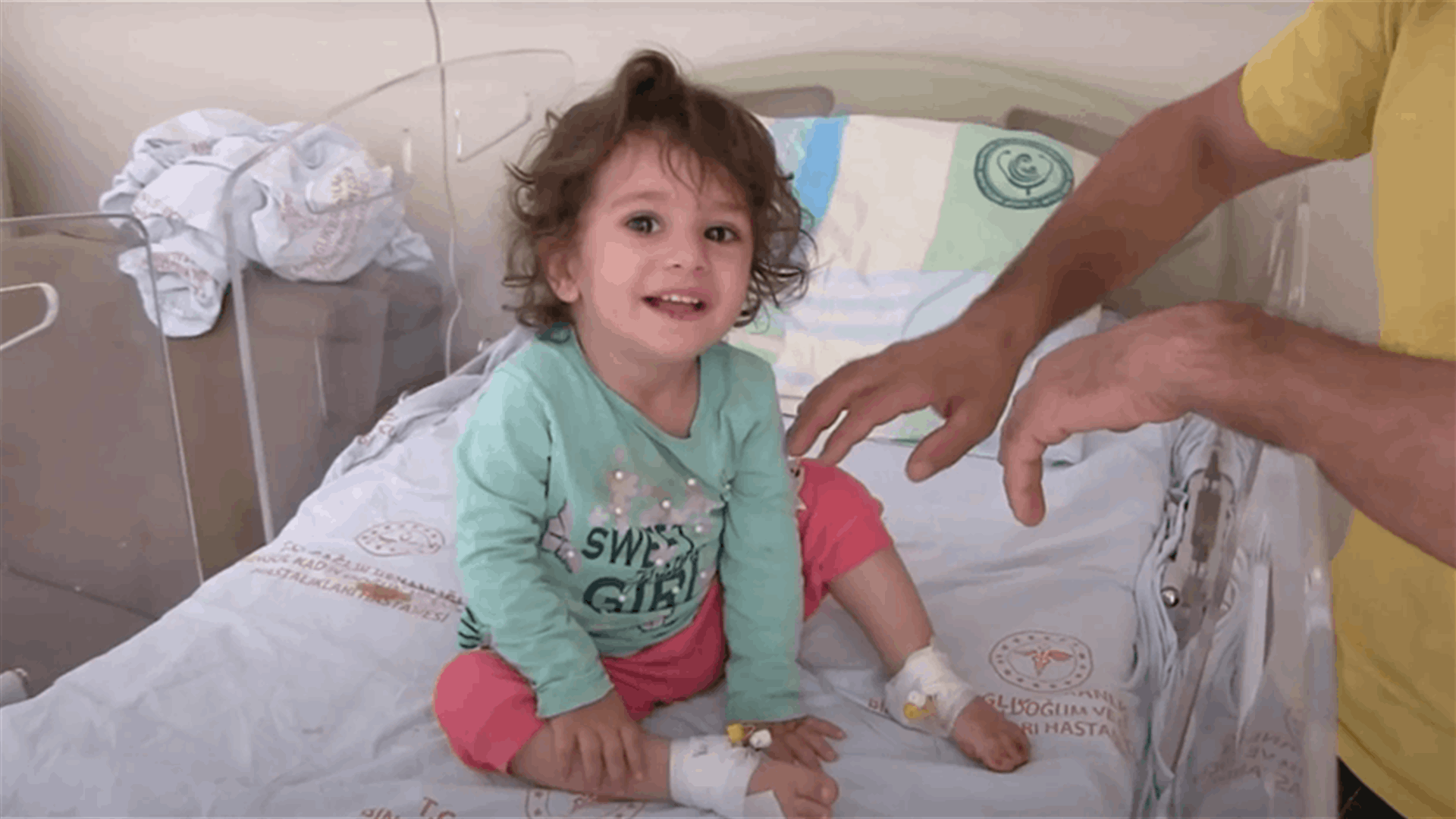 طفلة تقضي على ثعبان... لدغها في شفتها فانتقمت منه بالمقابل!