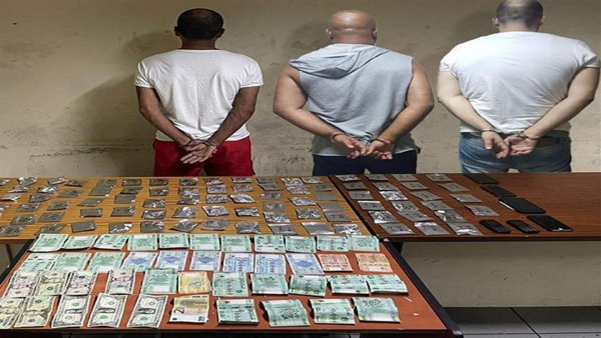 يُروّج المخدّرات في جونية ومحيطها... وشعبة المعلومات تلقي القبض عليه واثنين من زبائنه!