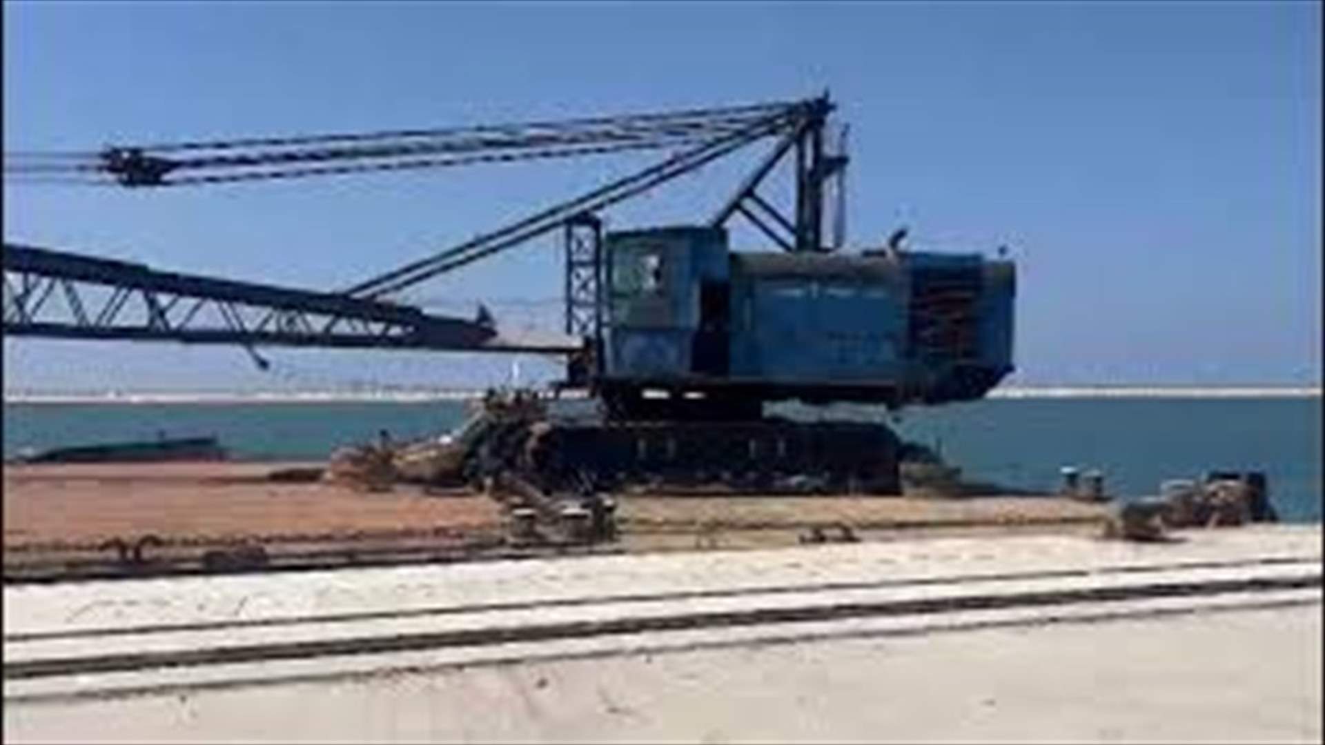 الجيش: نقل الغواصة التي ستعمل على سحب المركب الغارق قبالة طرابلس