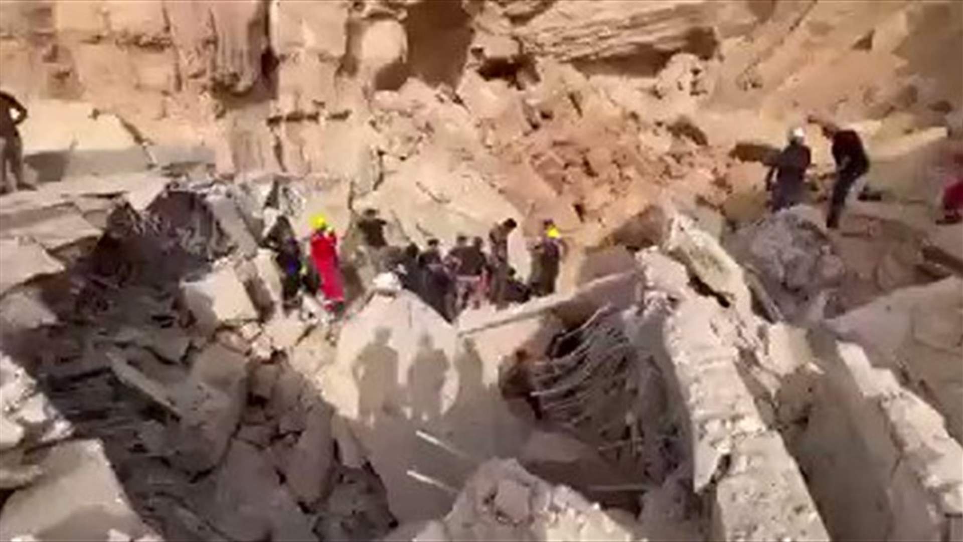 انهيار ترابي على مزار ديني في العراق ومحاولات لانتشال أشخاص عالقين تحت الركام