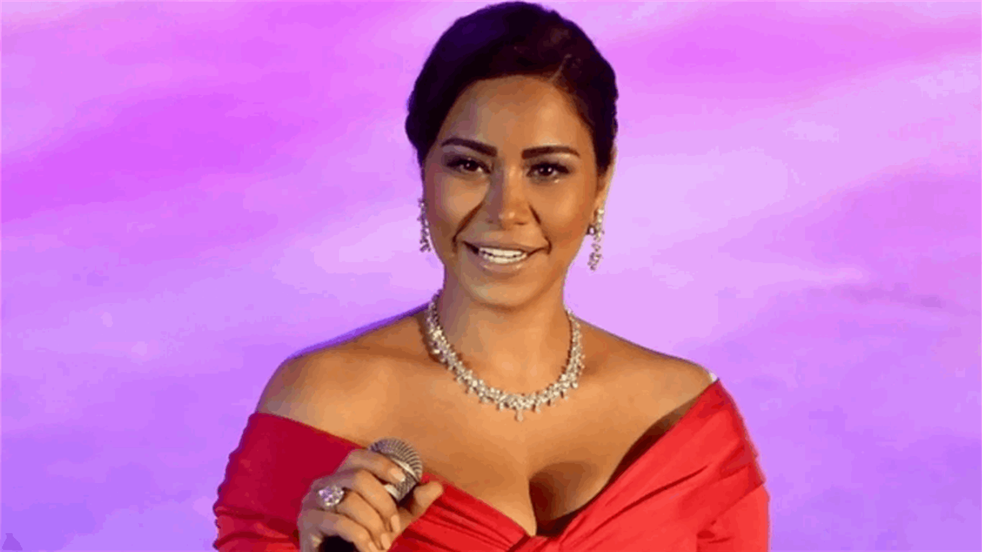 شيرين عبد الوهاب تقبّل يد طبيبها النفسي على مسرح قرطاج أمام الجمهور (صور)