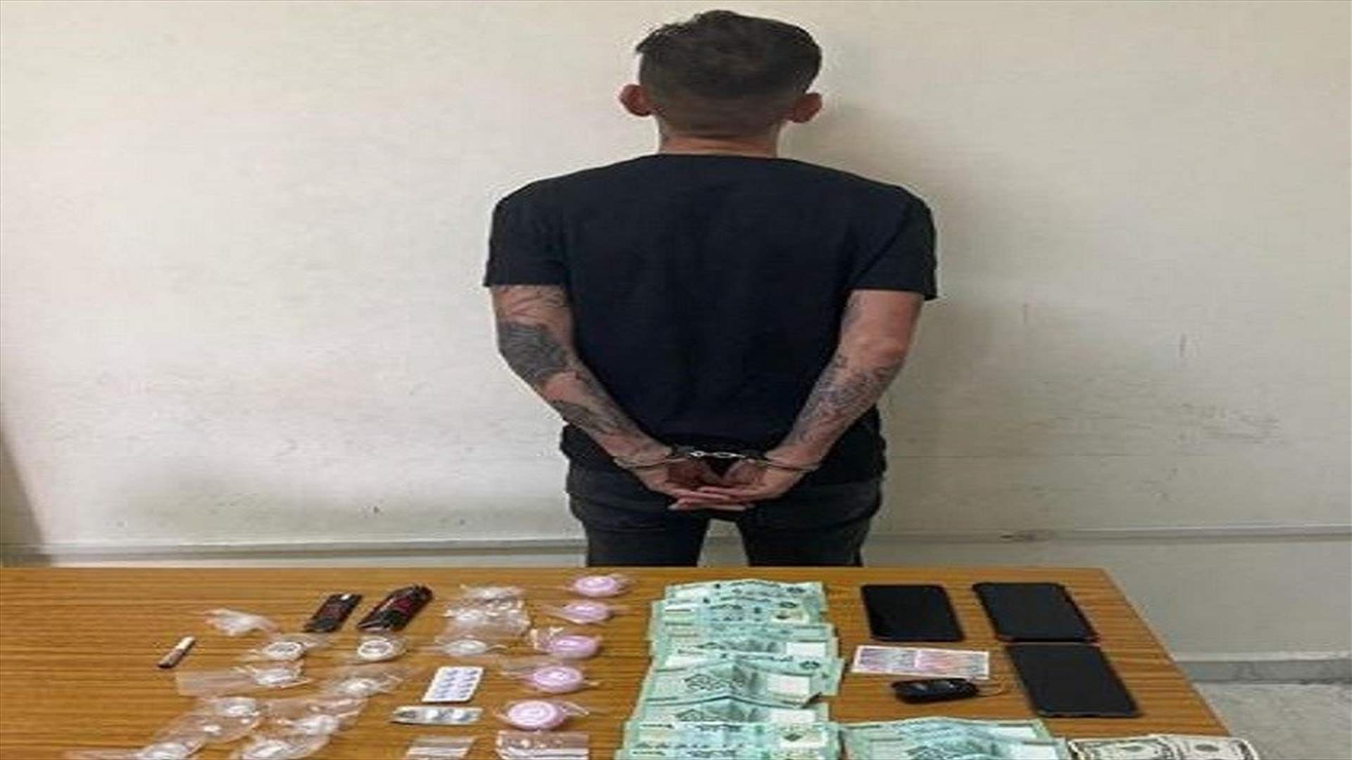 يروج المخدّرات في مناطق متعدّدة من محافظة جبل لبنان... وشعبة المعلومات كشفت هويته وأوقفته!