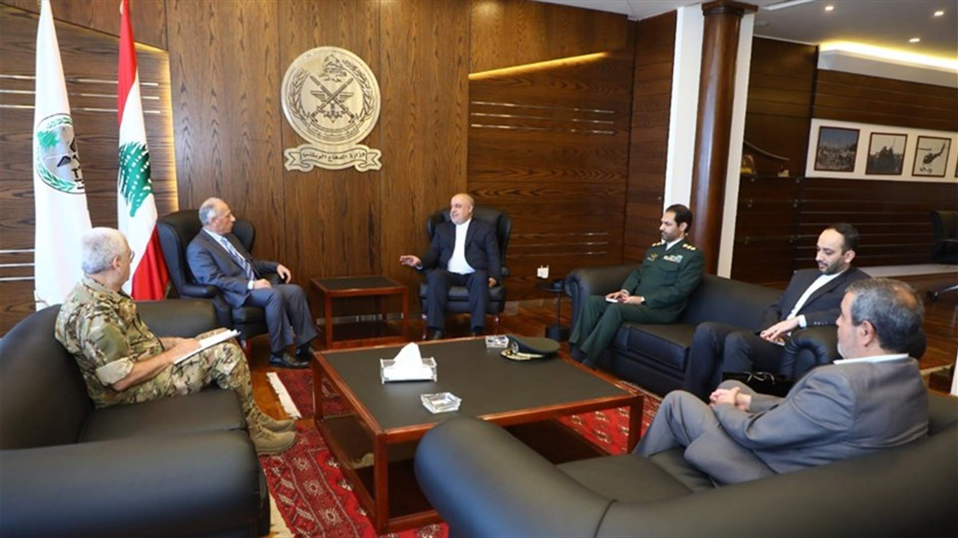 بحث بين وزير الدفاع والسفير الإيراني في العلاقات الثنائية