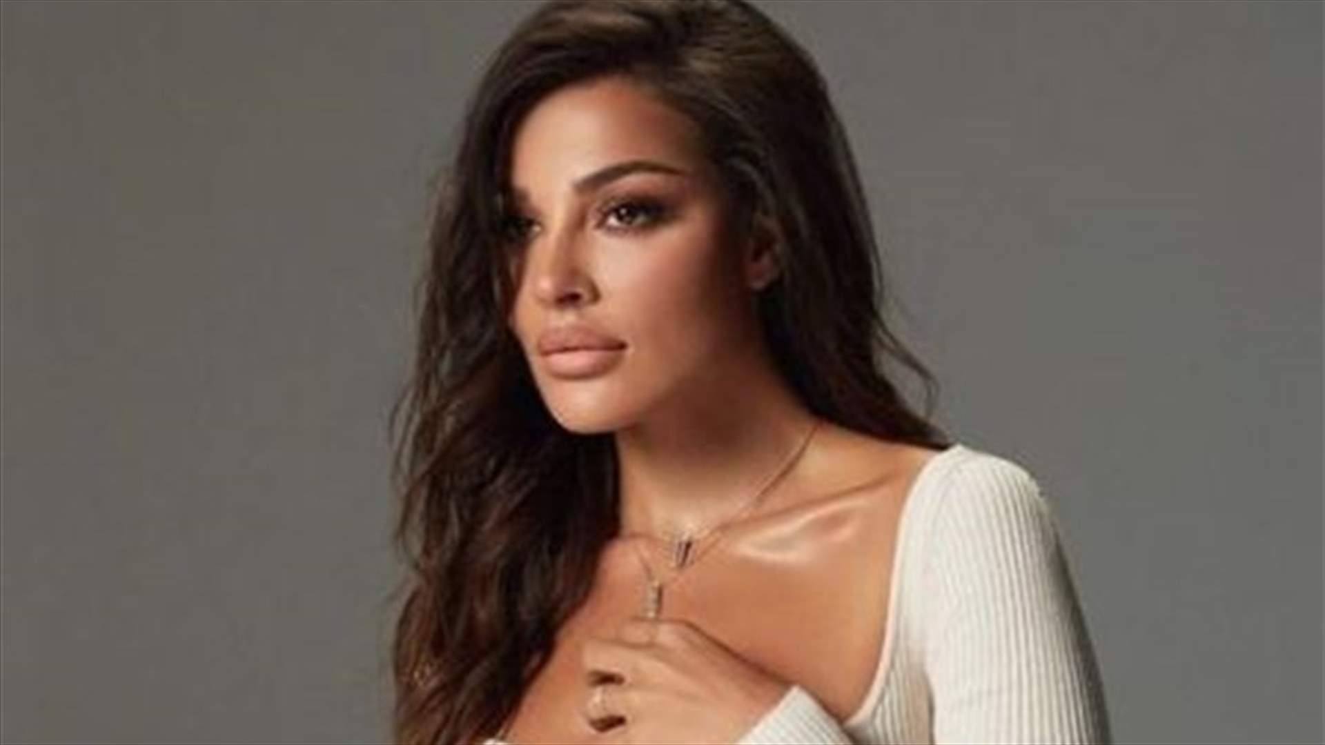 نادين نسيب نجيم تسترخي على البحر: "ممكن تعيشوا على جزيرة؟" (صورة)