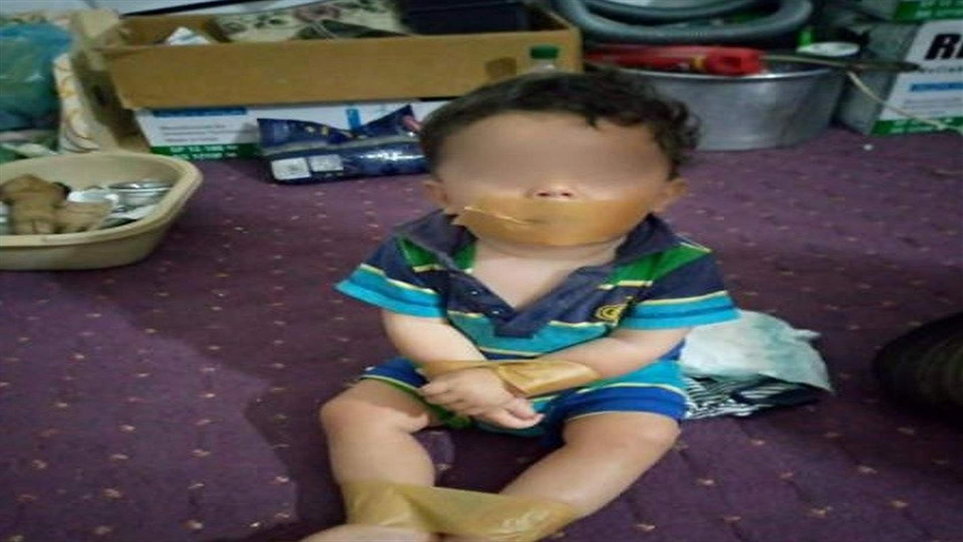 أزعجه صوت طفله فكبّل يديه ورجليه وكمّ فمه بشريط لاصق ثم عنّفه... وشعبة المعلومات تلقي القبض عليه!