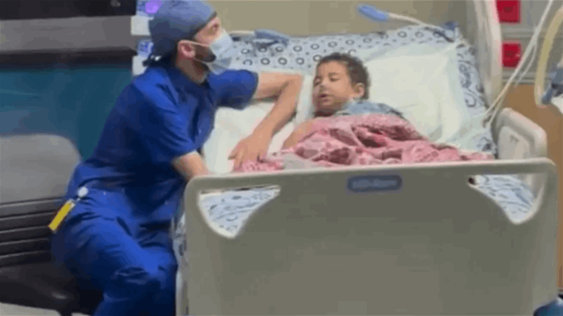 مشهد مؤثر... ممرض يُساعد طفلة مصابة بالسرطان على النوم في مستشفى بمصر (فيديو)
