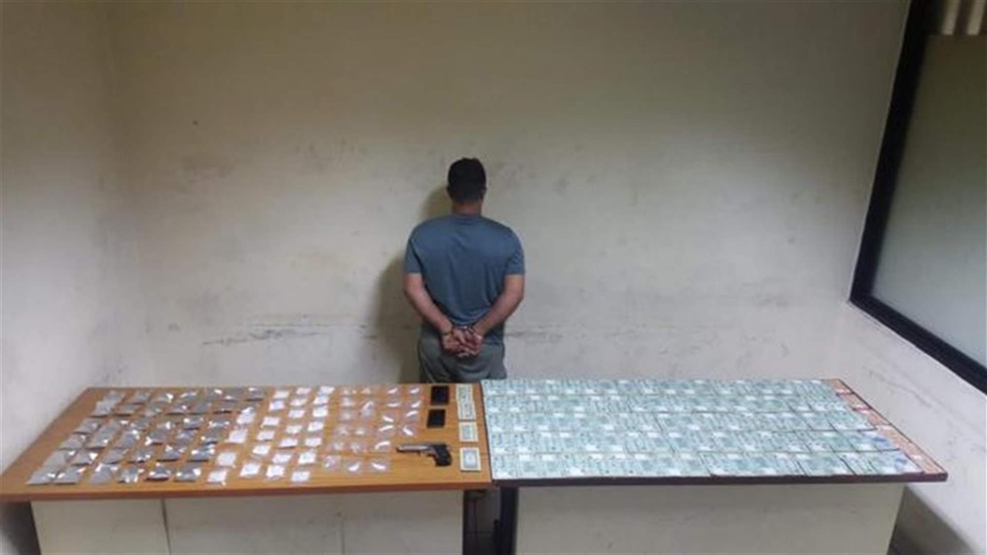 بحقه 3 ملاحقات قضائية ويروّج المخدرات في محلة الحدت ومحيطها... فوقع في قبضة شعبة المعلومات