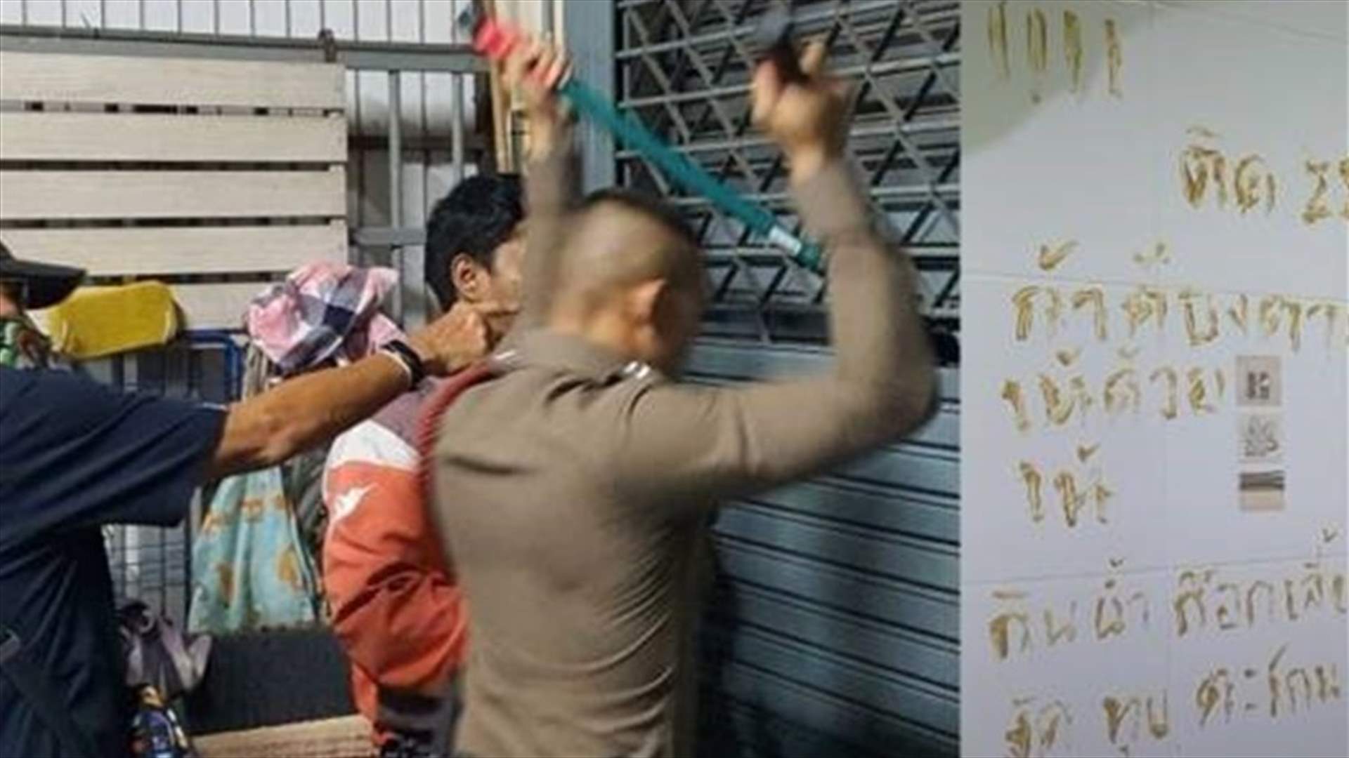 كتبت رسالة وداع بمستحضرات التجميل... إنقاذ امرأة علقت في الحمام 3 أيام!
