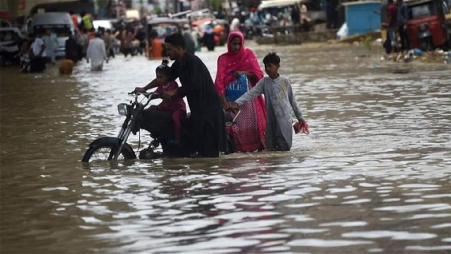 حصيلة الفيضانات في باكستان ترتفع إلى 1061 قتيلًا