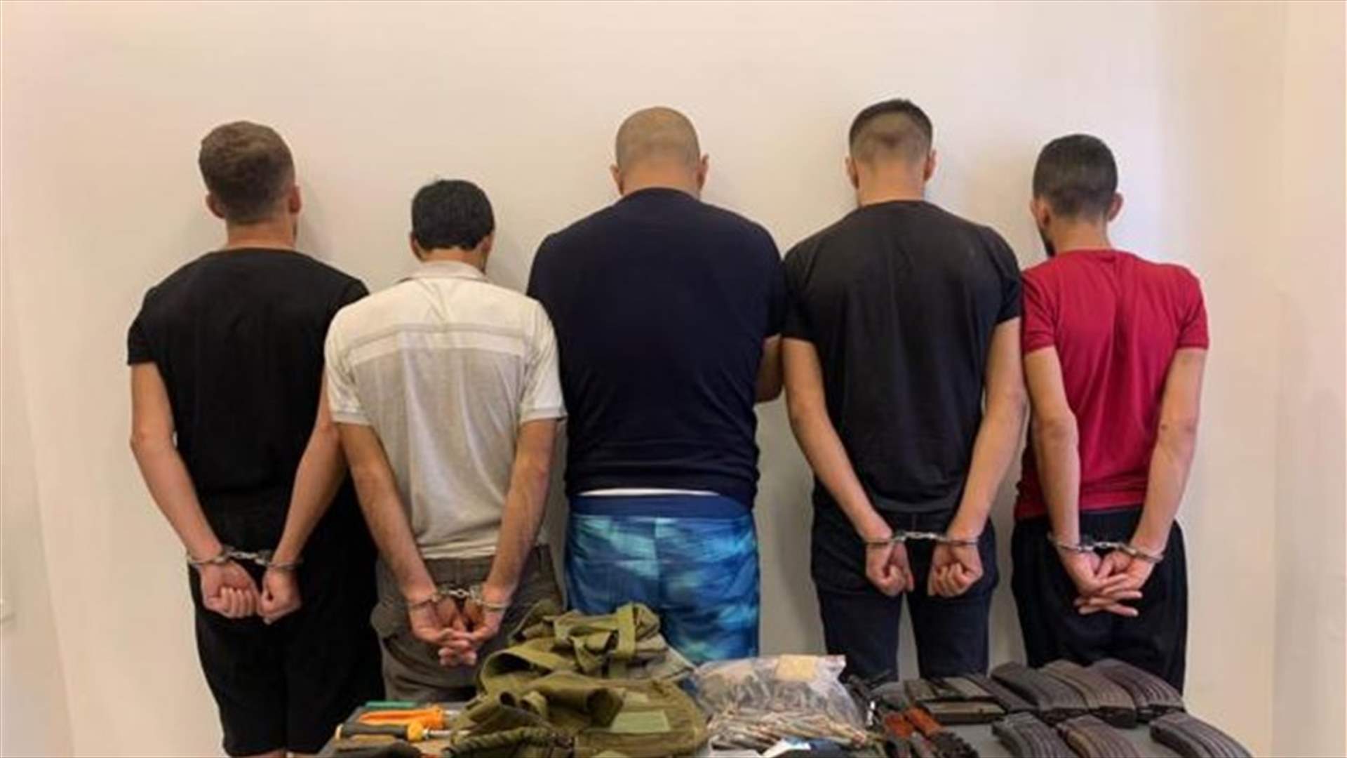 روعوا المواطنين وسلبوهم سياراتهم بقوة السلاح على أوتوستراد جونية - شكا... وشعبة المعلومات تلقي القبض عليهم