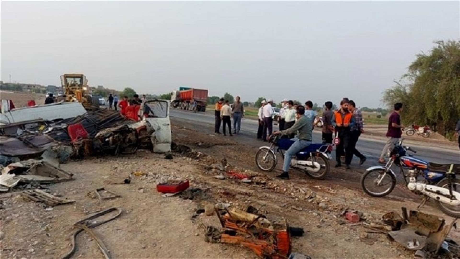 16 قتيلًا جراء إصطدام بين شاحنة وحافلة في جنوب إيران
