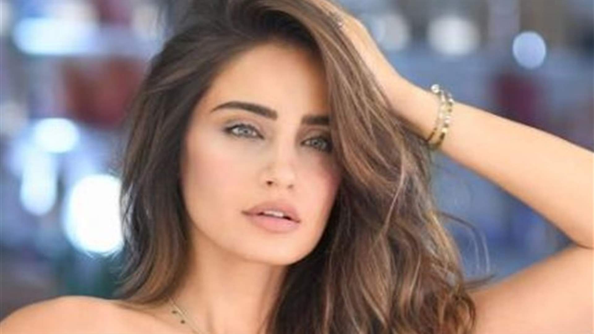 إيميه الصياح بفستان أزرق وحافية القدمين: &quot;أشعر أنني سندريللا&quot;