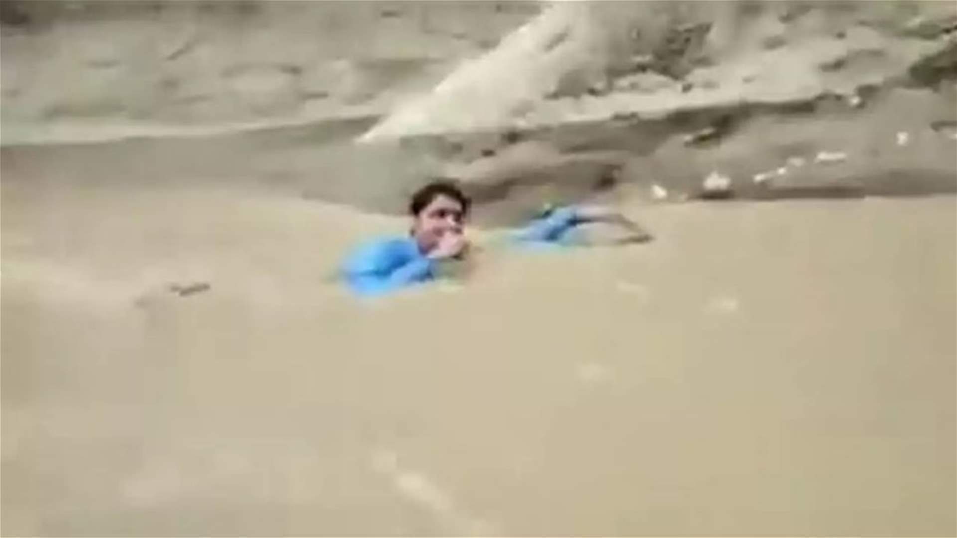 من قلب الفيضانات... مراسل ينقل رسالته والمياه تجرفه في كلّ اتّجاه! (فيديو)