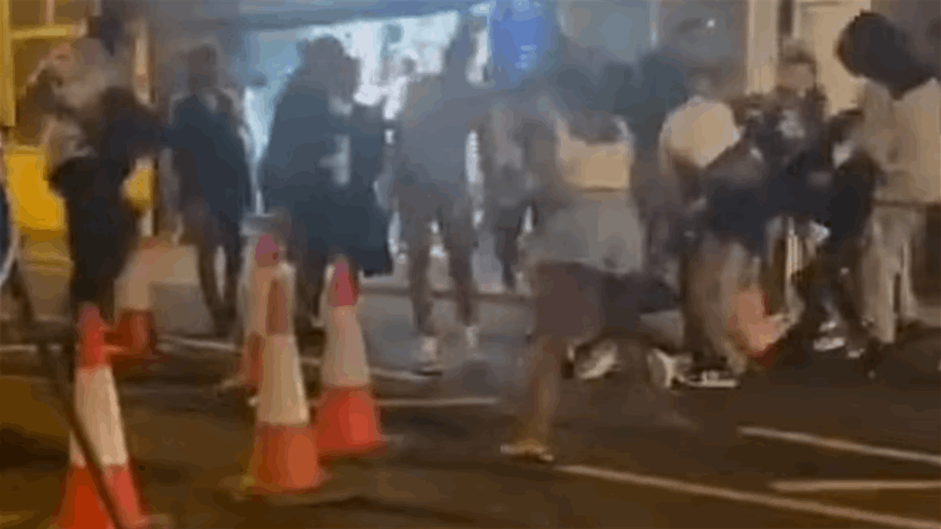 مشهد مروع يوثق تعرّض فتاة للضرب في الشارع من قبل مجموعة شبان (فيديو)