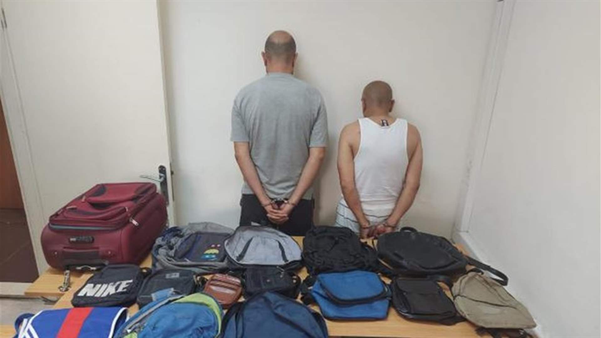 يسرقان من داخل السّيارات بعد أن يركنها أصحابها على المسلك البحري بين طبرجا وعمشيت