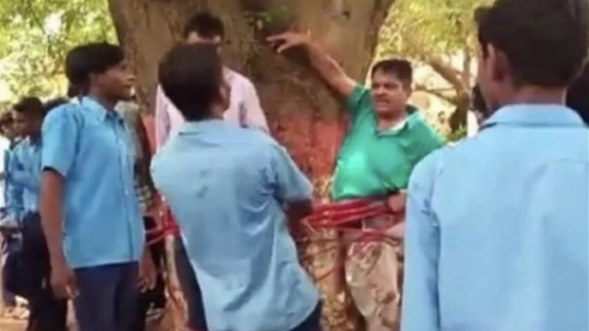 ربطوا أستاذهم بشجرة واعتدوا عليه... والسبب درجاتهم المتدنية! (فيديو)