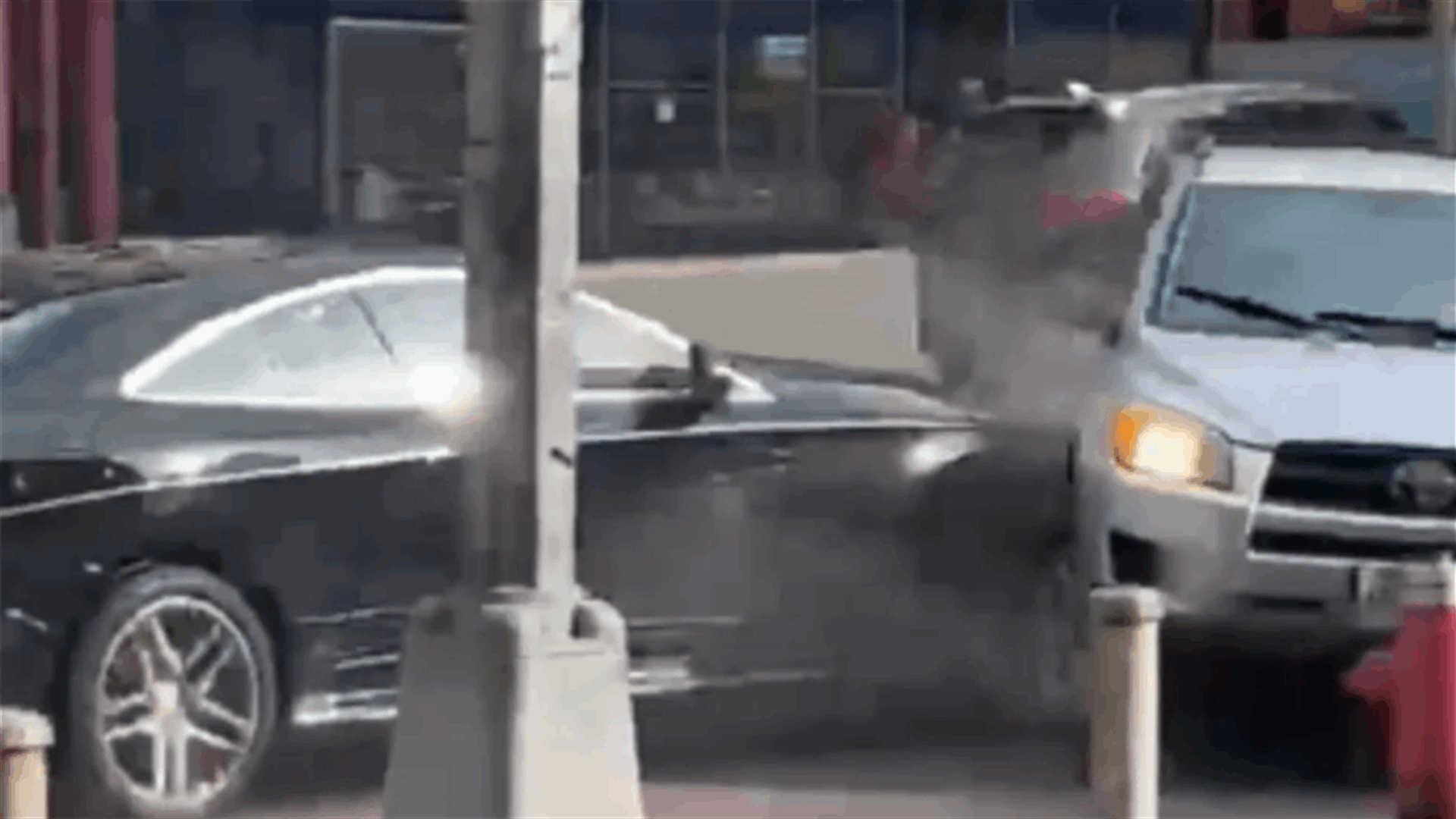 مشهد شبيه بألعاب الفيديو... مُطاردة &quot;حادة&quot; بين سيارتين أمام المارة في نيويورك (فيديو)