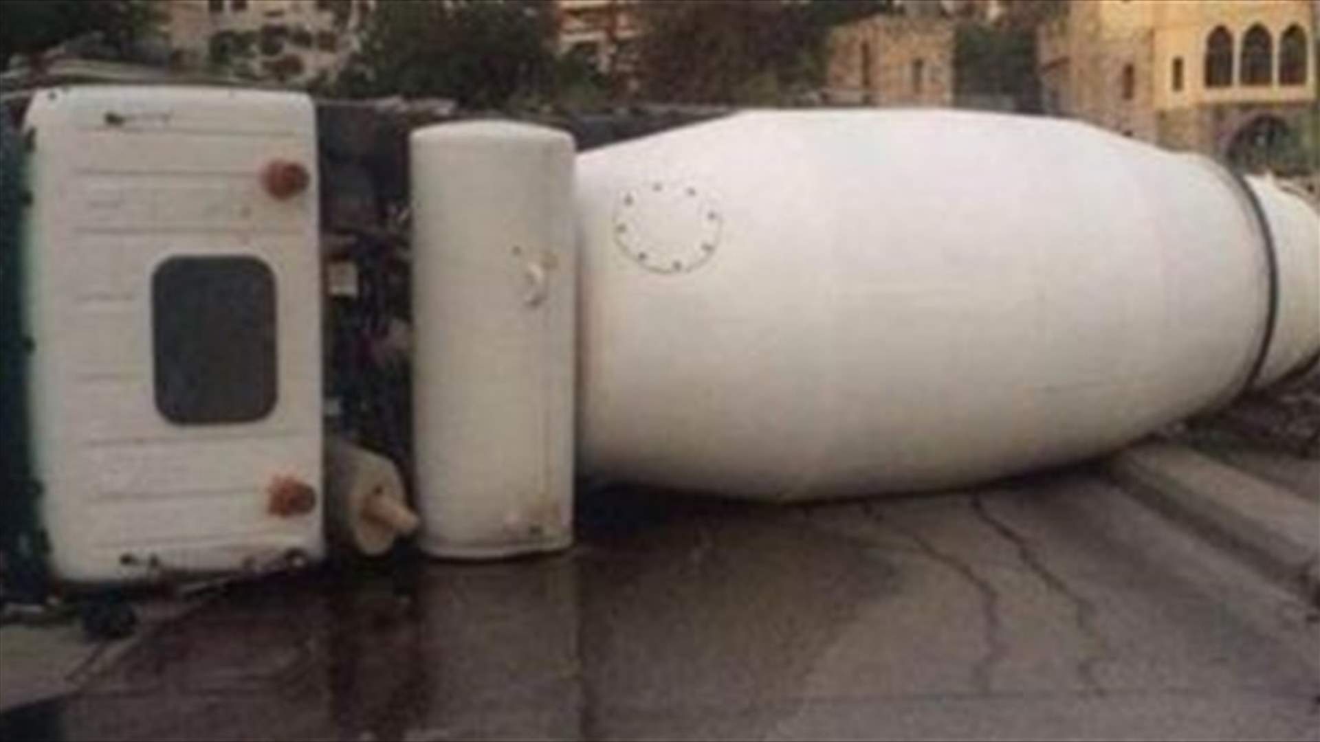في الضنية... وفاة شاب بعد انقلاب جبالة باطون عليه