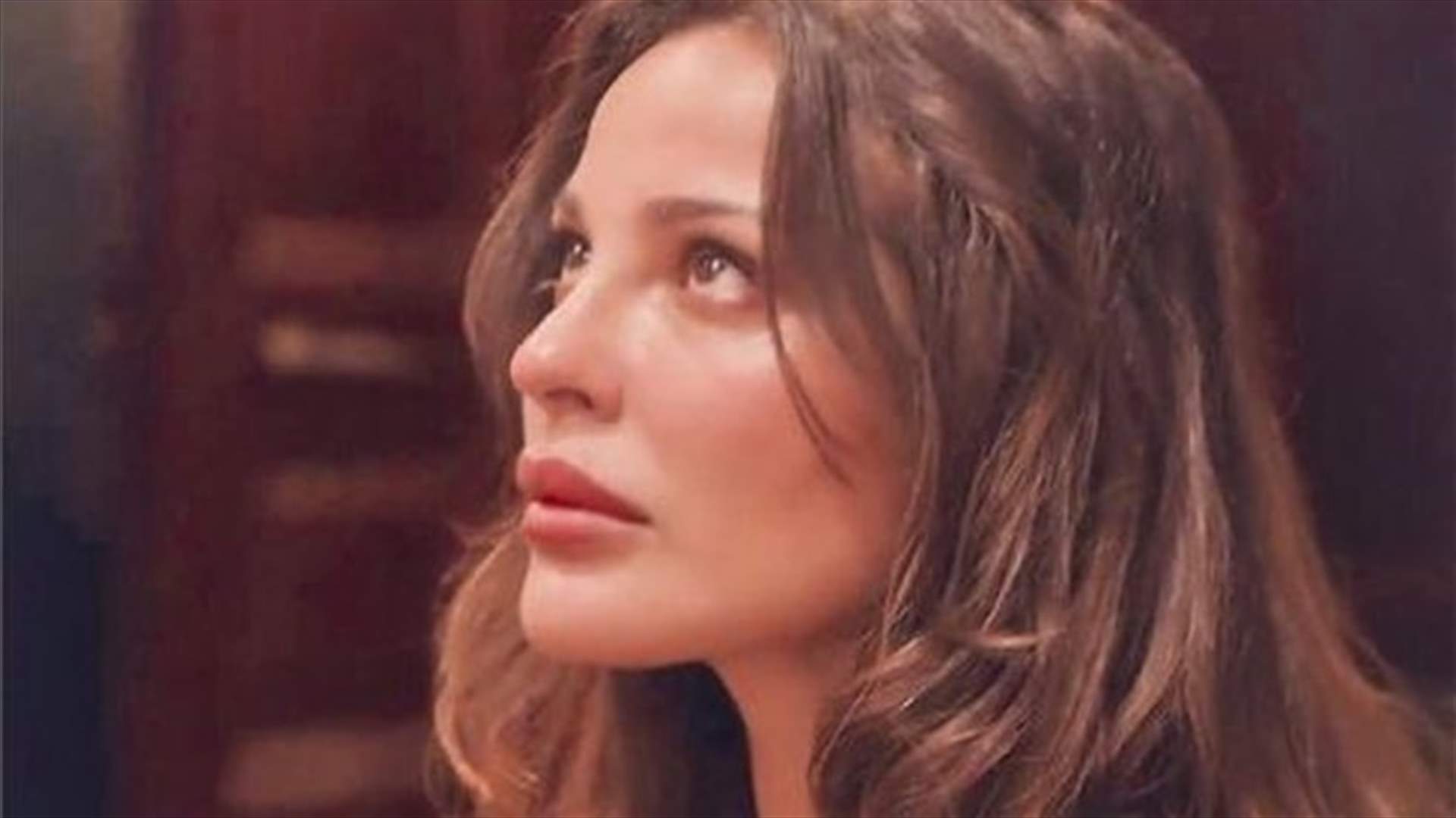 نادين نسيب نجيم تمسك بيد رجلٍ مجهول... "فقط انتظروا" (صورة)