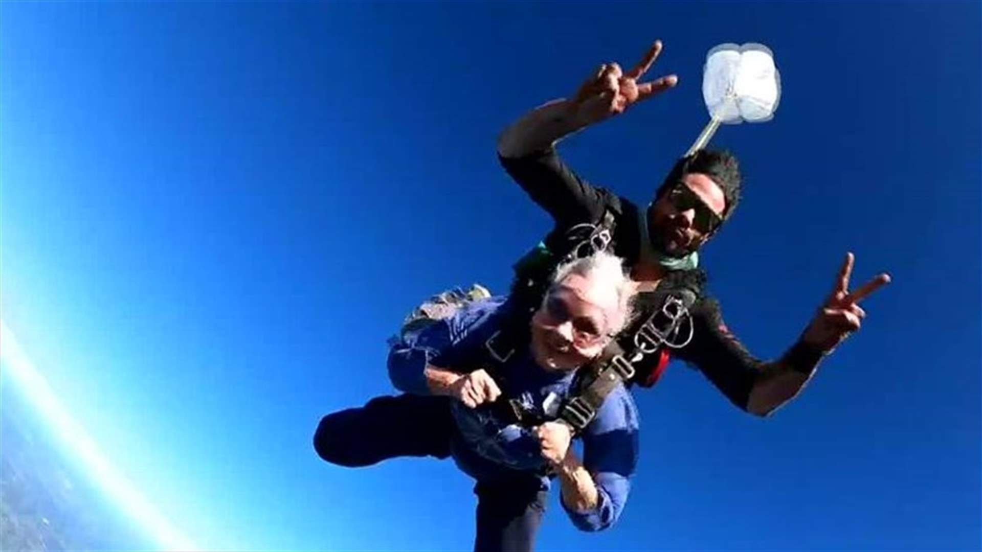 بطريقة جريئة...أميركية تحتفل بعيد ميلادها الـ91 بالجوّ!