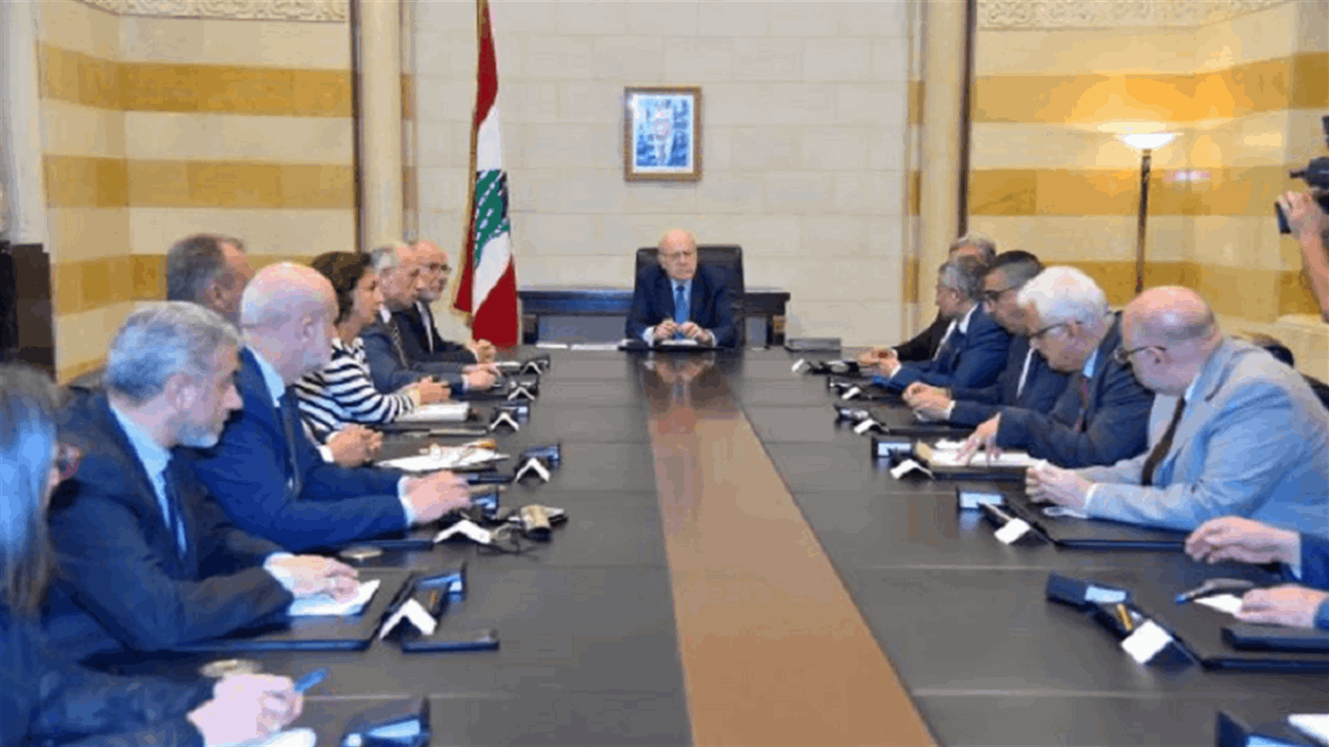 ميقاتي ترأس اجتماع اللجنة المكلفة معالجة تداعيات الأزمة المالية على سير المرفق العام... سليم: بدل نقل العسكريين سيصبح مليونا و800 ألف ليرة شهريا