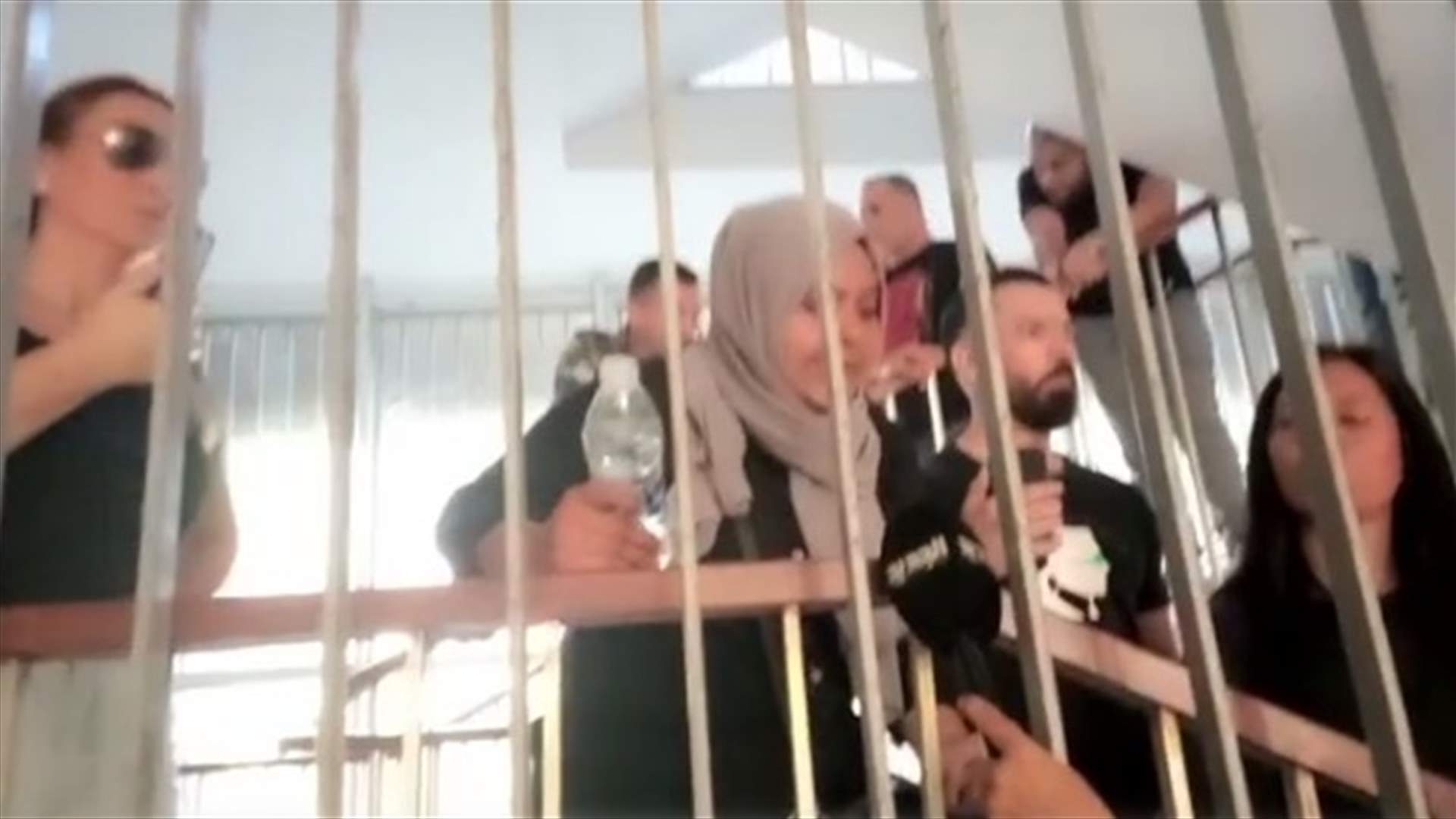 أهالي ضحايا انفجار 4 آب يقتحمون مبنى وزارة العدل (فيديو)