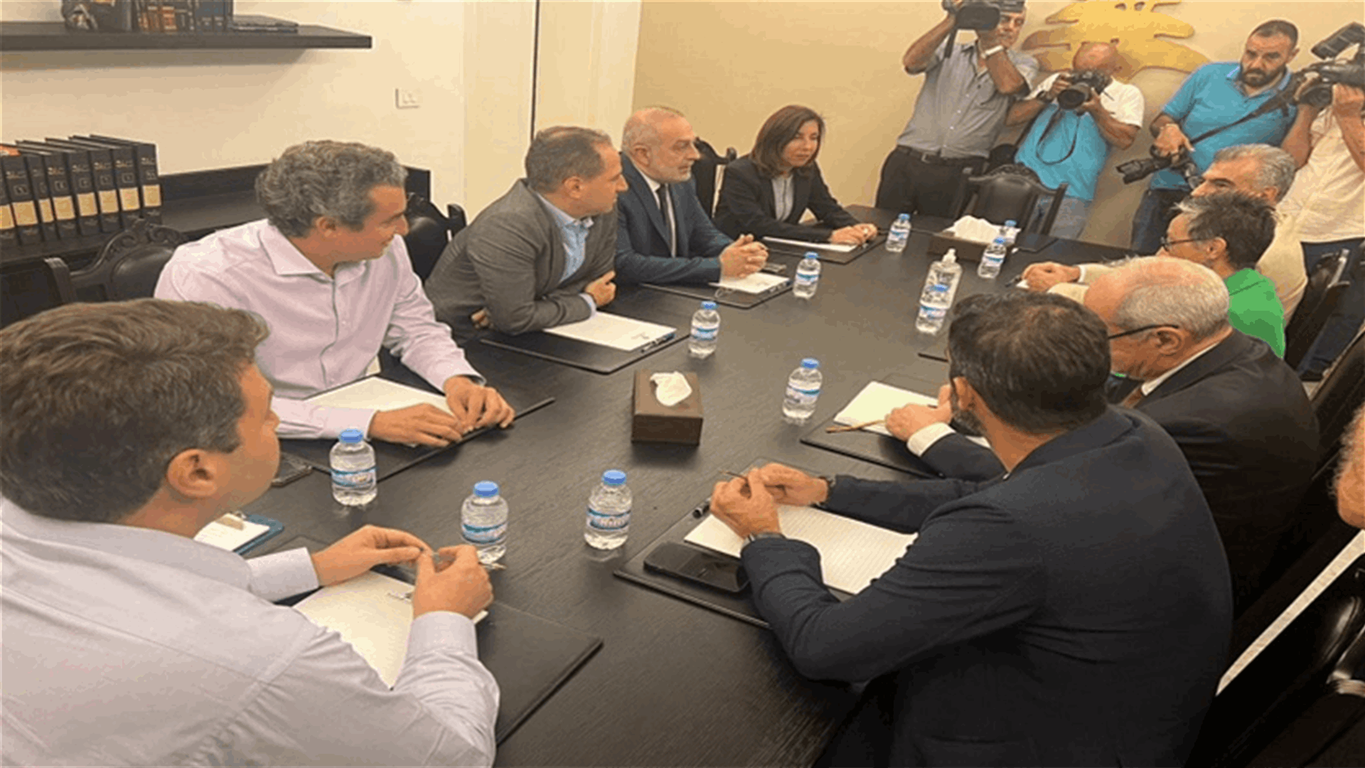 بدء إجتماع نواب تكتل ١٧ تشرين (ملحم خلف، مارك ضو، حليمة قعقور، نجاة صليبا، رامي فنج) بنواب كتلة الكتائب في الصيفي