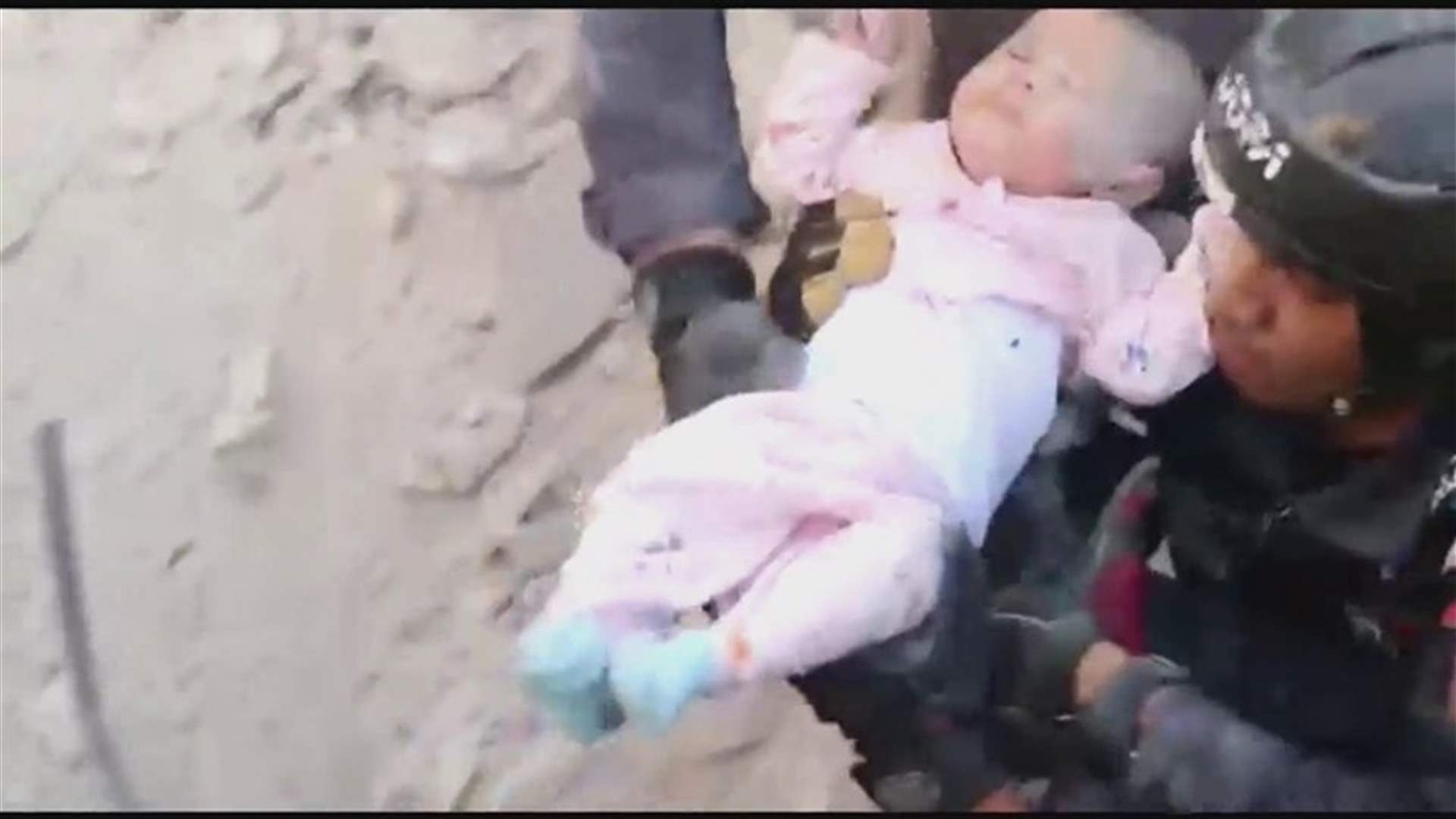 انتشال رضيعة حية من تحت أنقاض مبنى منهار في عمان...وفيديو يوثّق لحظات الانقاذ!