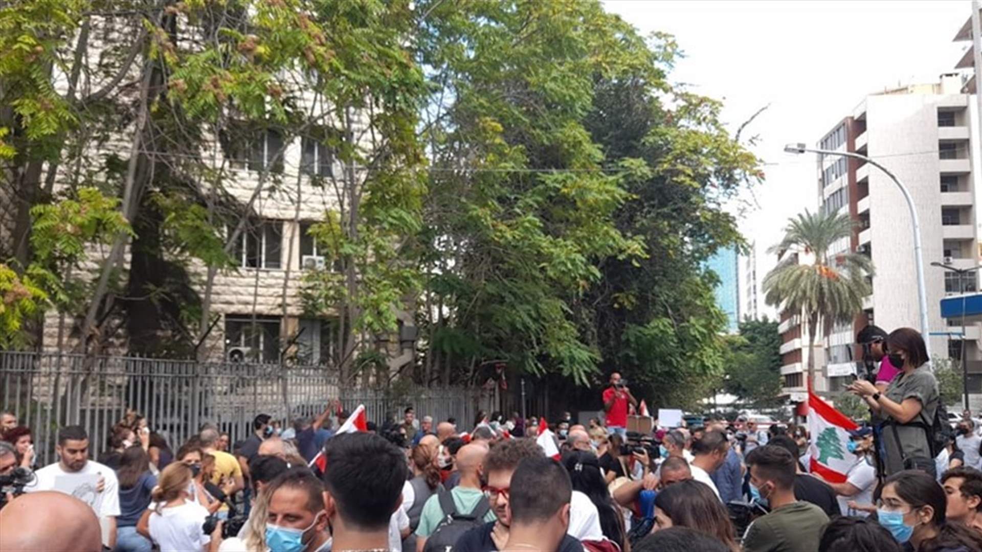 اعتصام امام مدخل قصر العدل في بيروت وهرج ومرج والجيش يبعد اهالي موقوفين عن البوابة الرئيسية