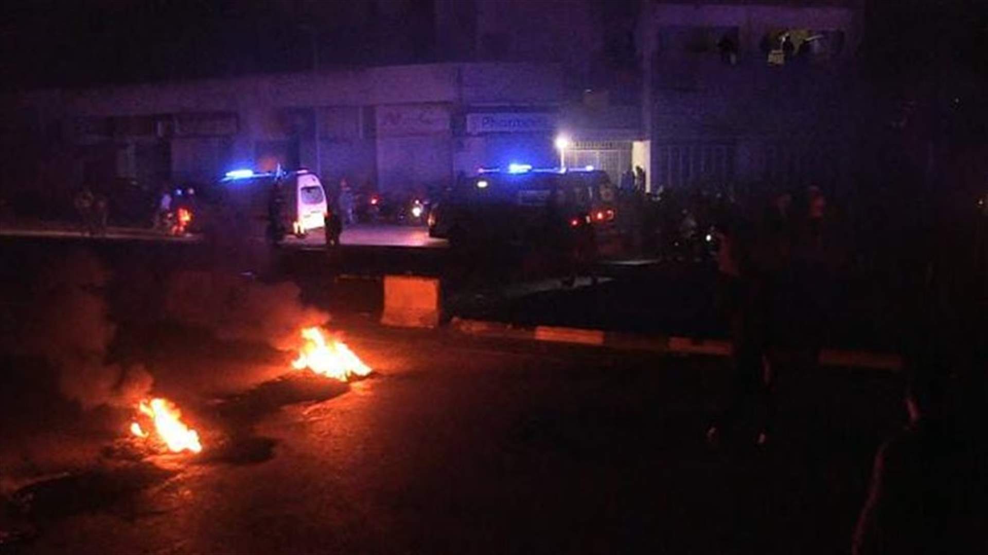 قطع طريق القبة مجدليا بالاطارات المشتعلة احتجاجا على انقطاع المياه